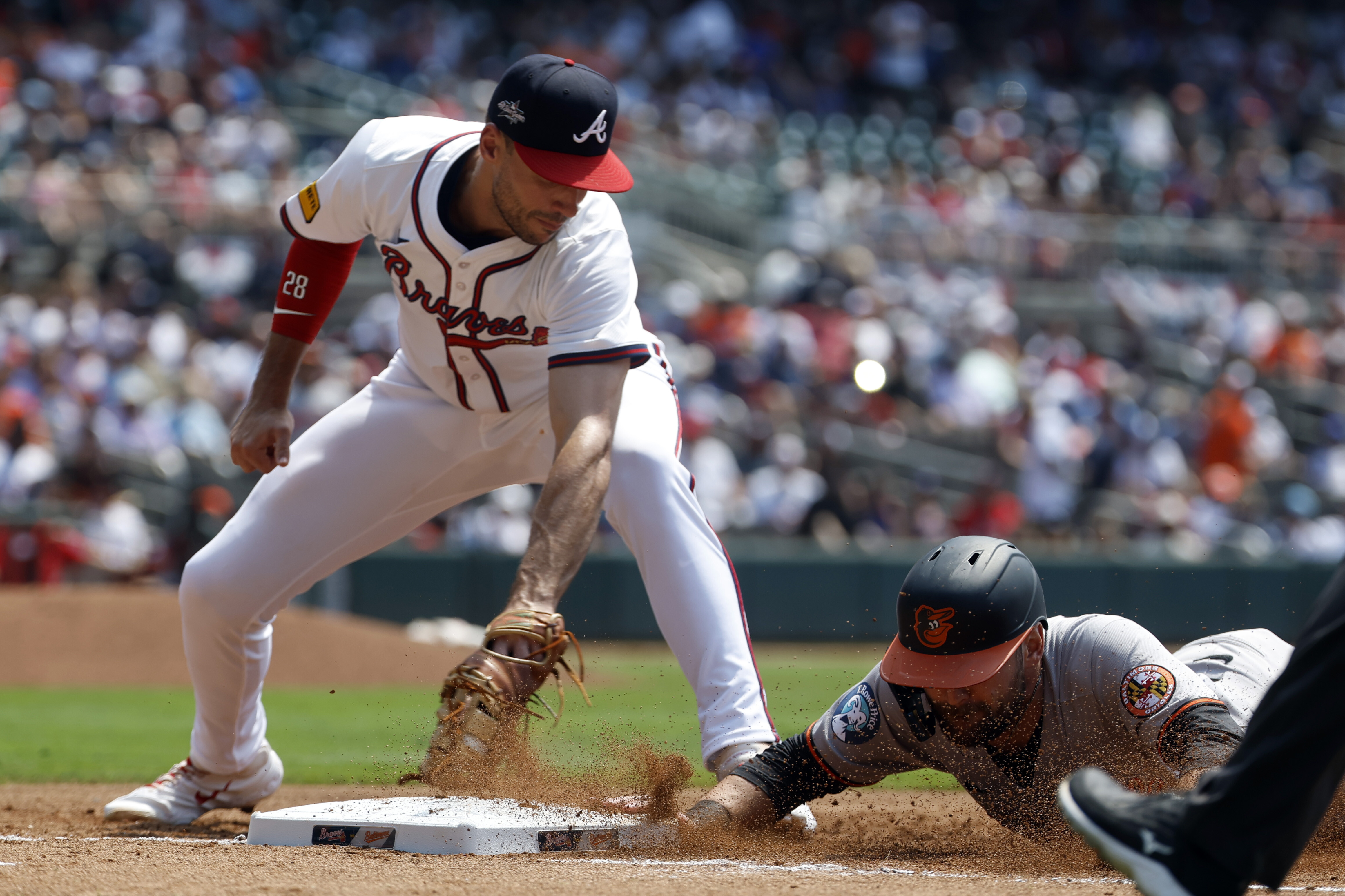 Holliday's 2-run homer helps Rogers finally beat Braves as Orioles complete sweep with 2-1 win