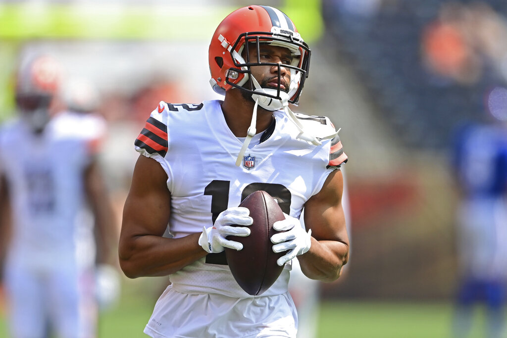 Cleveland Browns Fullback Johnny Stanton Poses With Critical Role T-Shirt