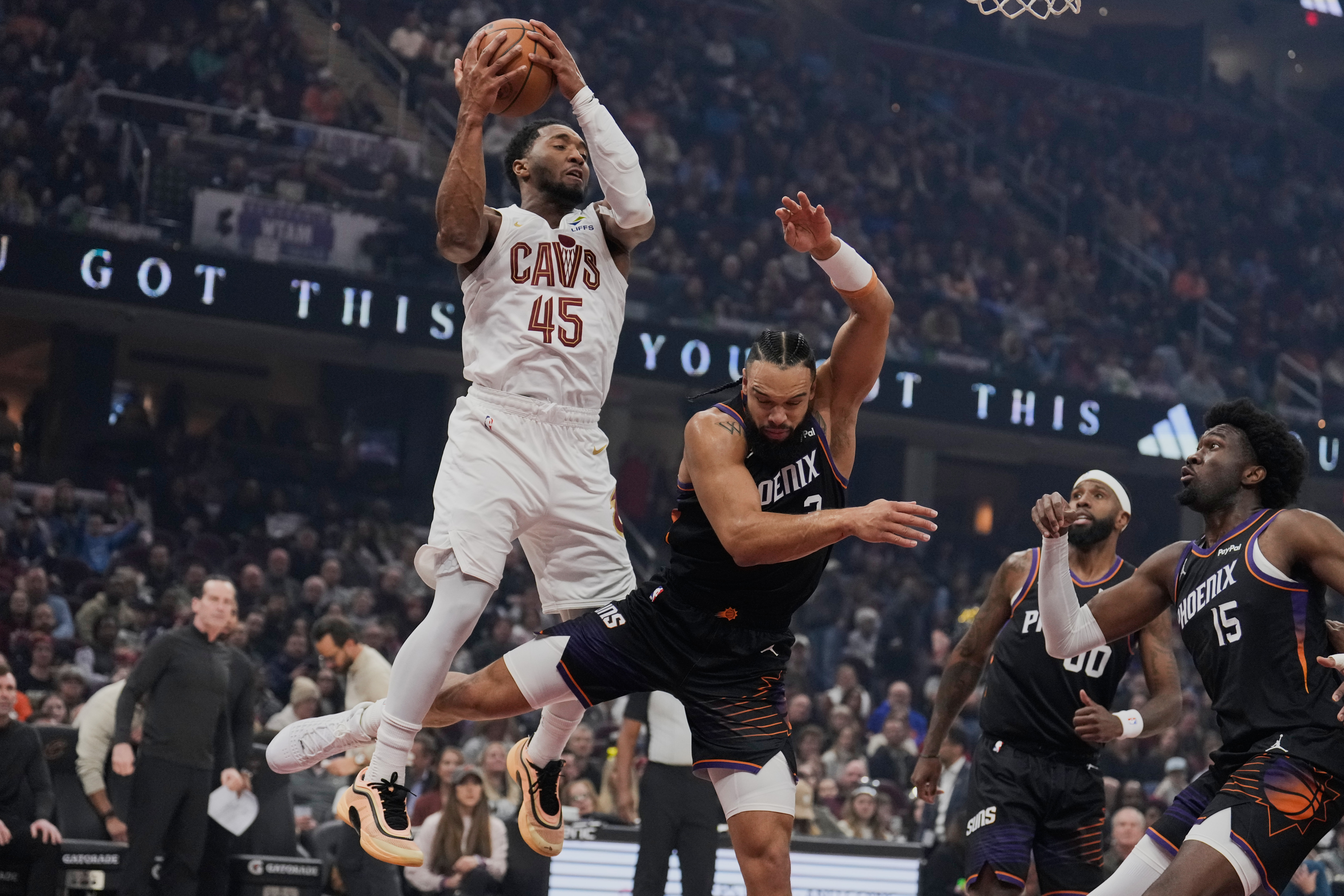 Donovan Mitchell scores 34 points to propel Cavaliers to 129-113