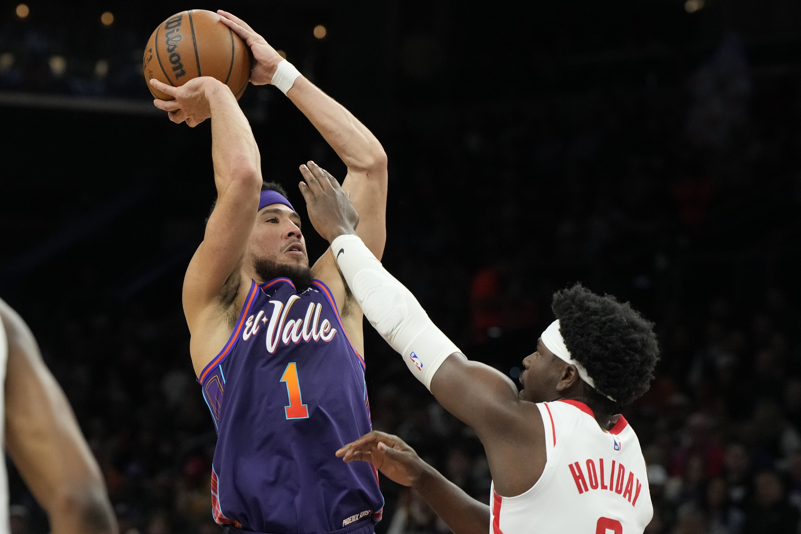 Devin Booker scores 20 of 35 points in first quarter, Suns beat Rockets  110-105