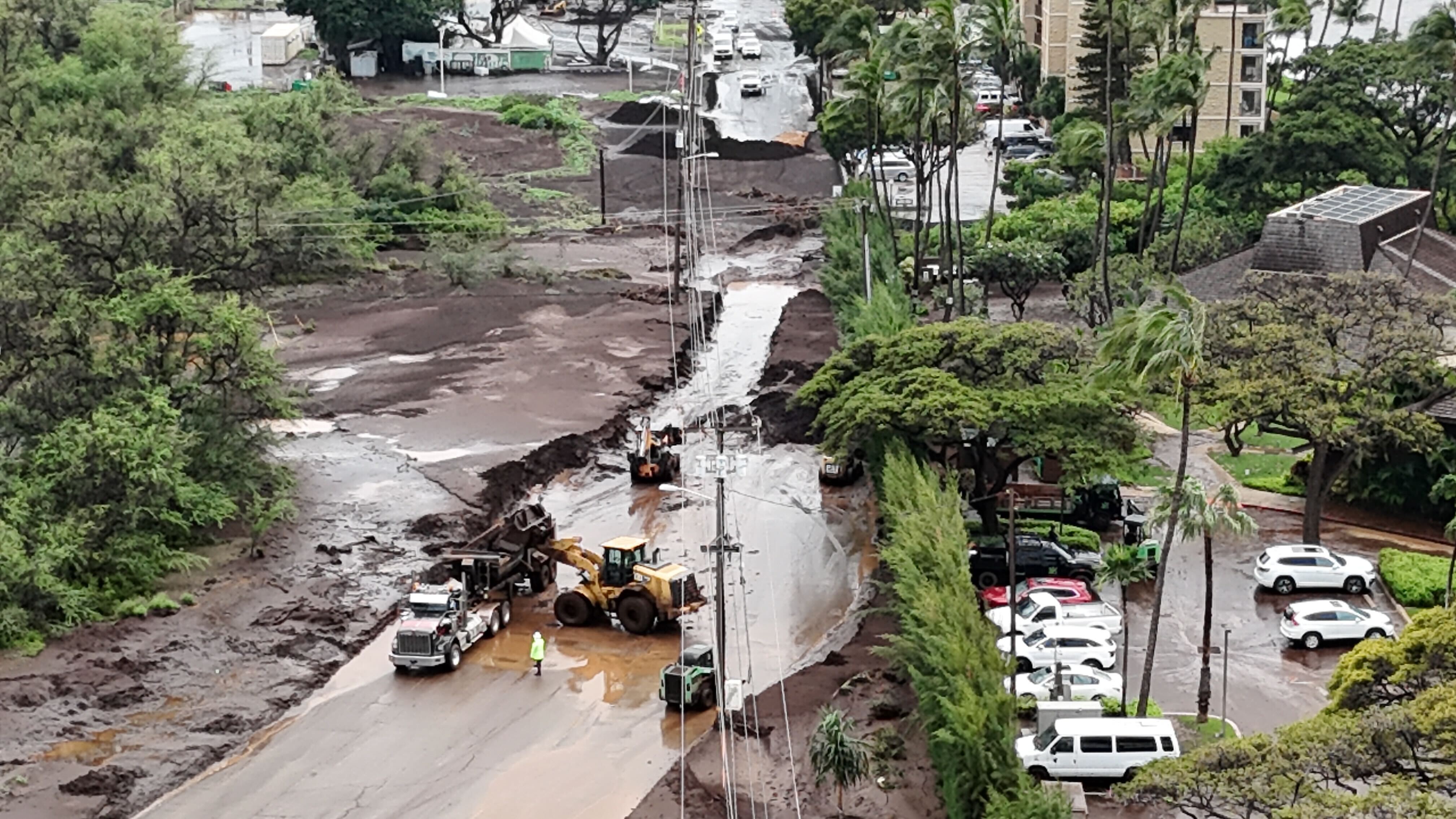 South Kihei businesses reopen despite mᴀssive sinkhole | Hawaii News Now  First Alert Weather