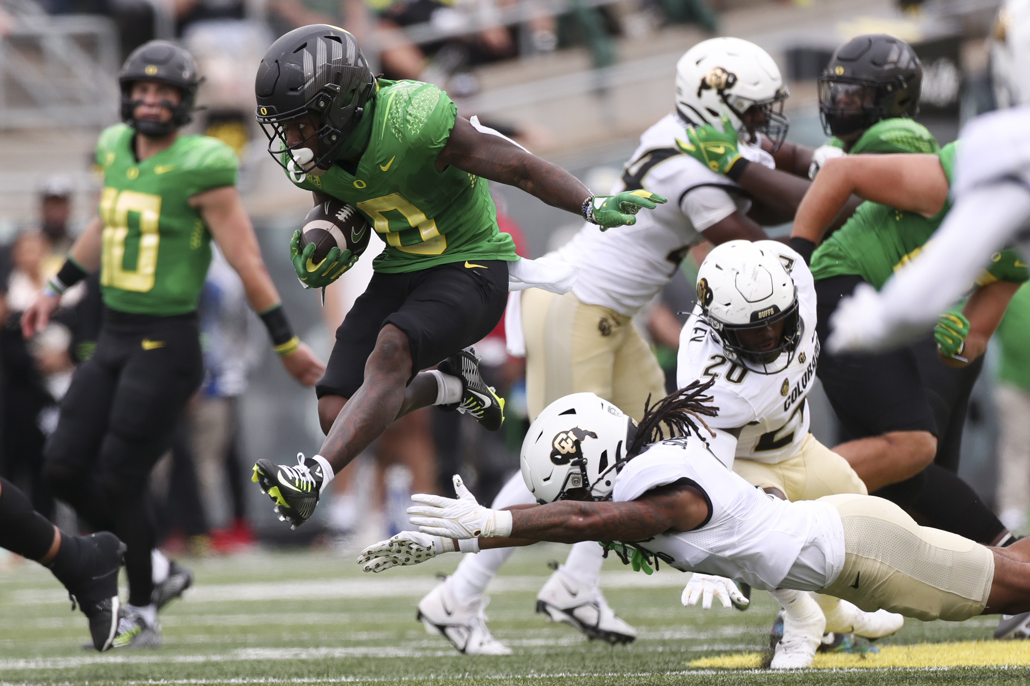 Bo Nix throws 3 TD passes, Oregon routs Hawaii 55-10