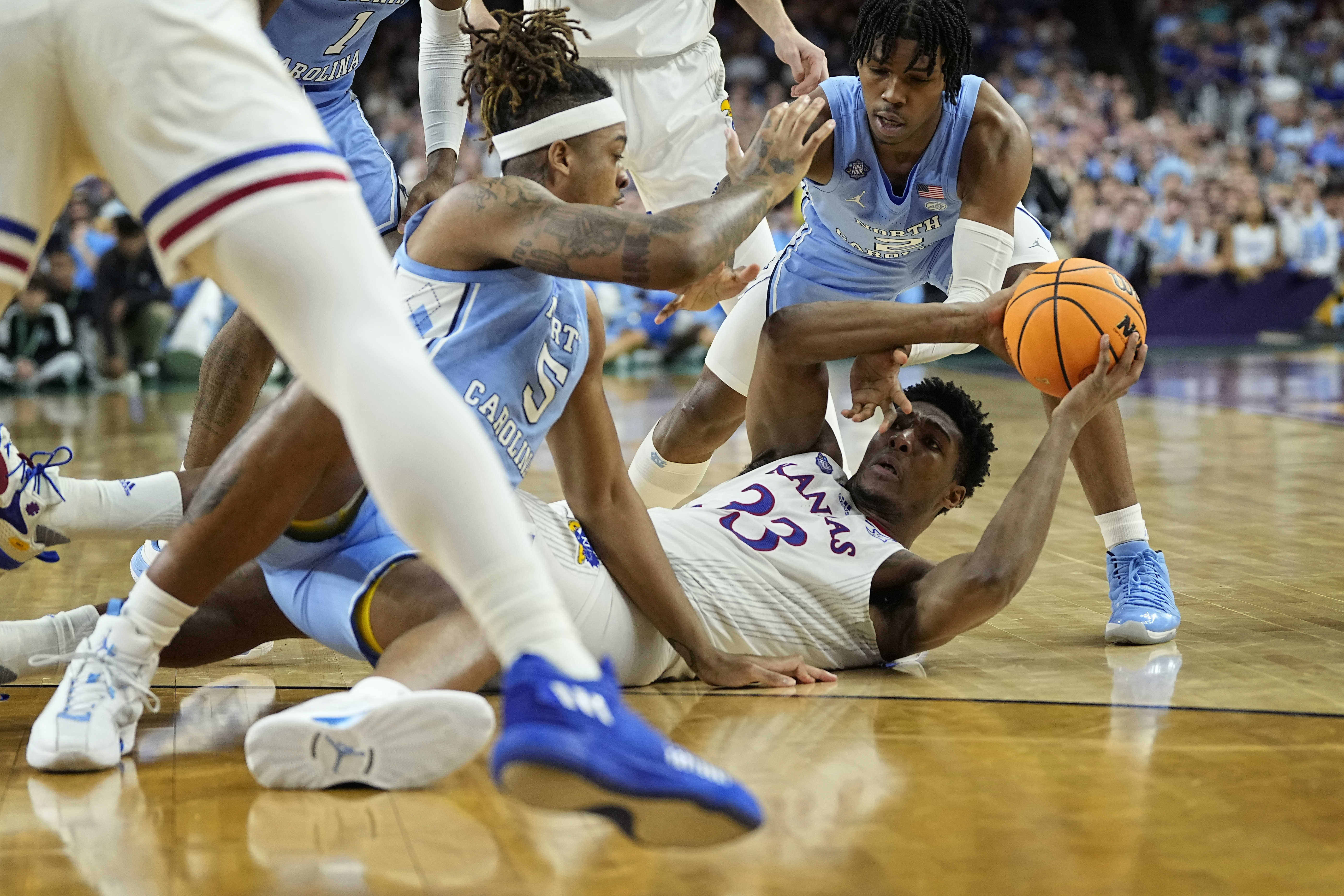 Kansas Jayhawks beat Tar Heels, 72-69, in NCAA men's title game