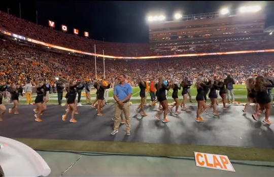 VIDEO: Houston security guard shows off impressive dance moves for