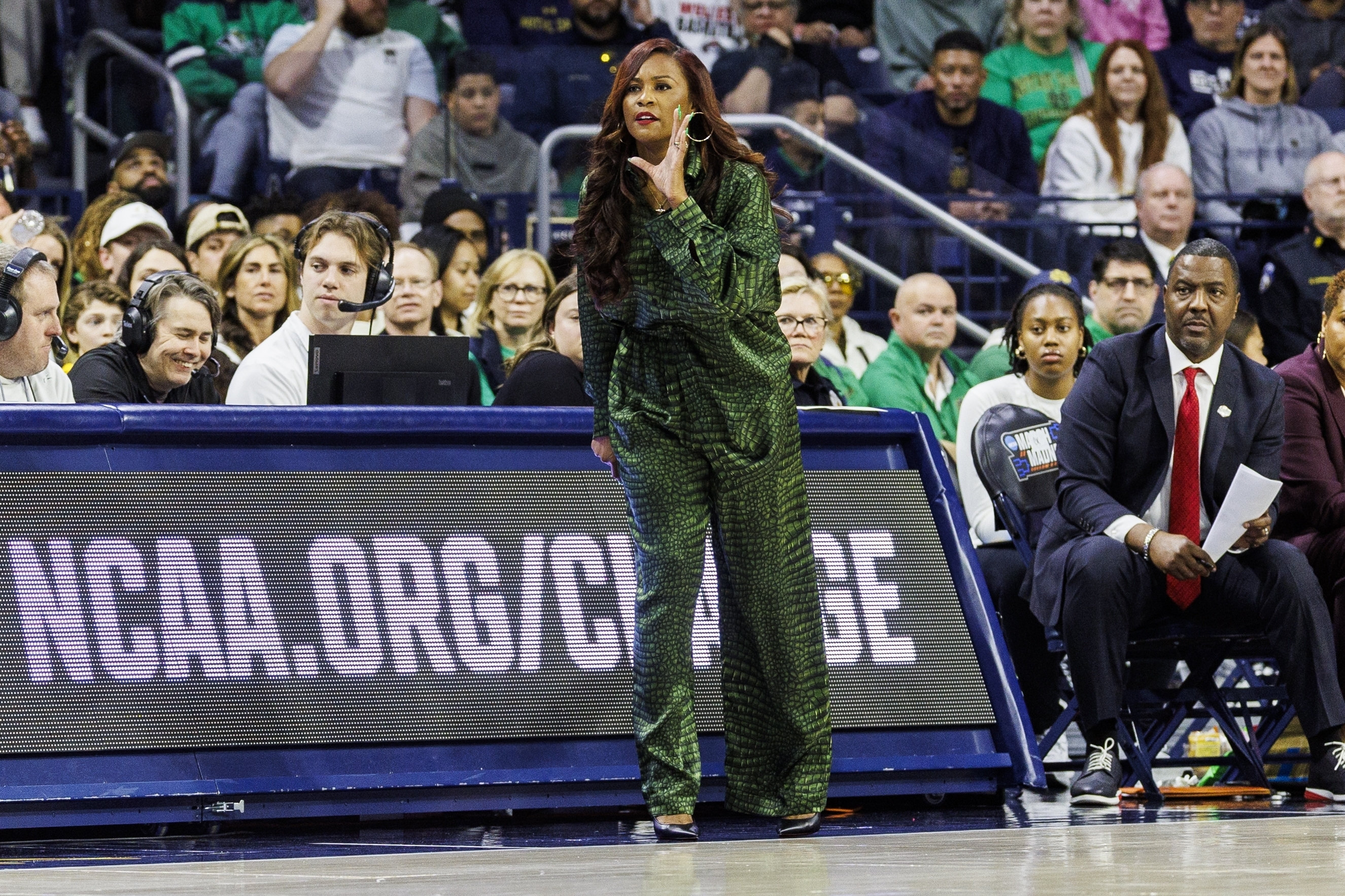black women's basketball coach that dresses up Sydney Carter: A Rising Star in Women's Basketball Coaching