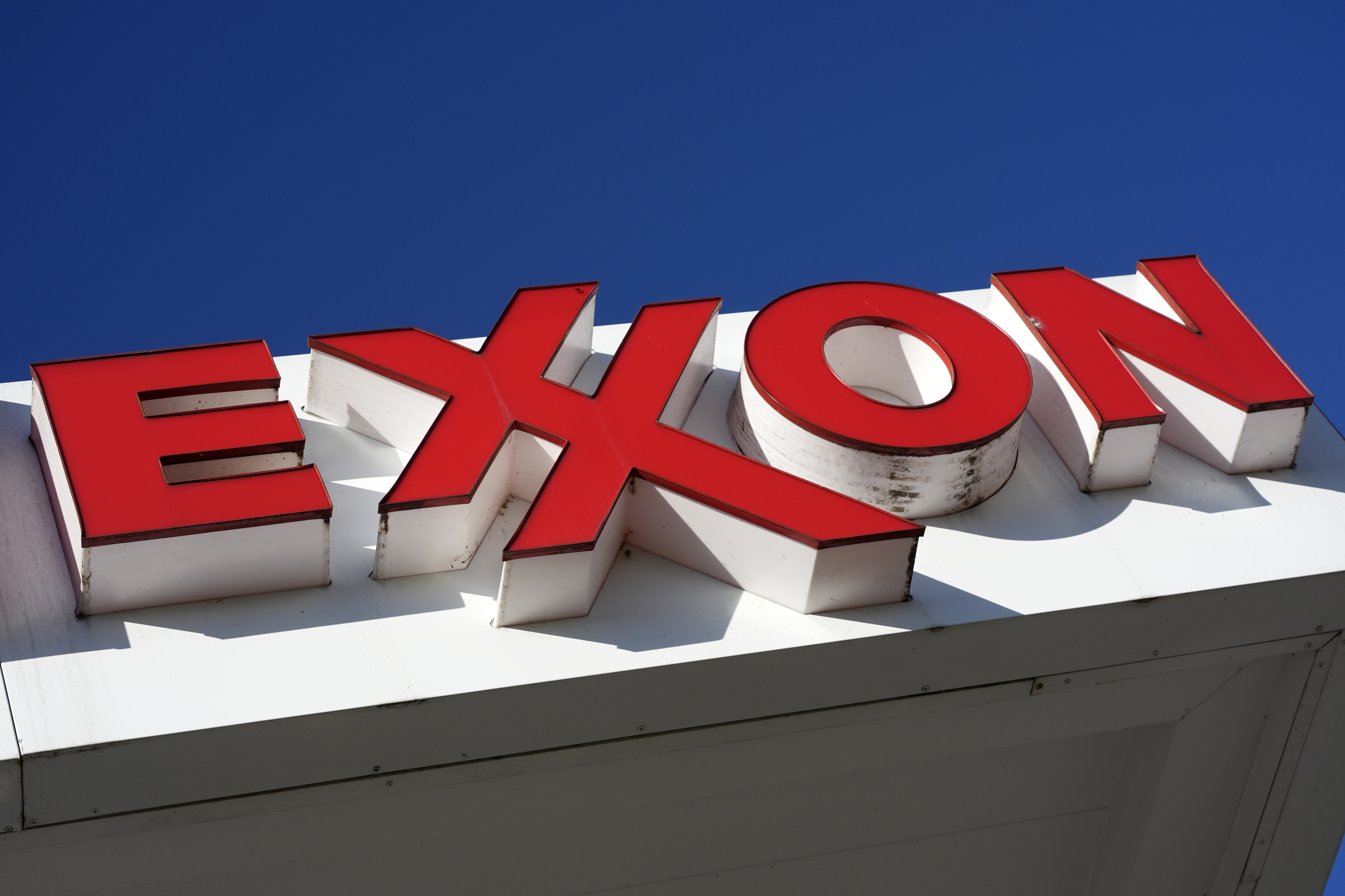 Profits at American oil giants Exxon Mobil and Chevron fall in