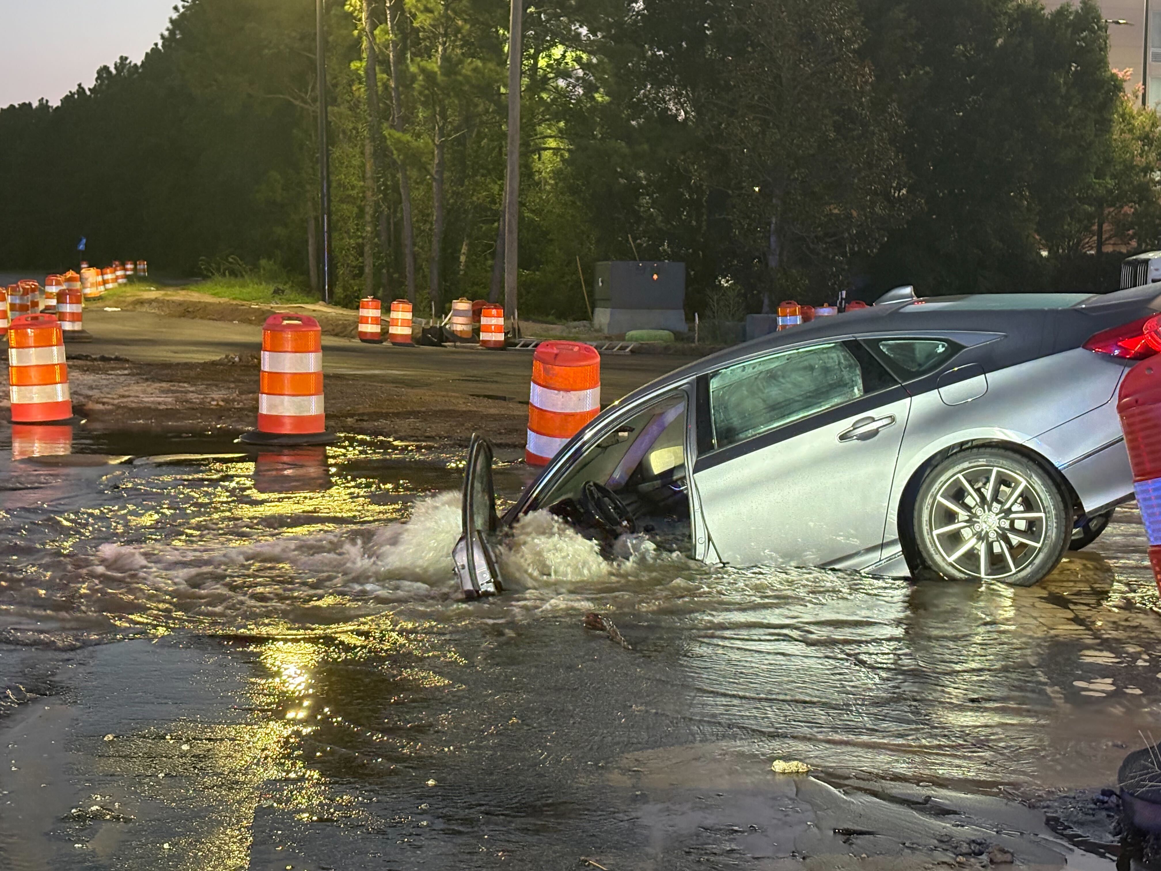 真*人様 WAKOS ECO CAR PLUS WATER BREAK 100m Water main break leads to sinkhole swallowing a car near Coastal
