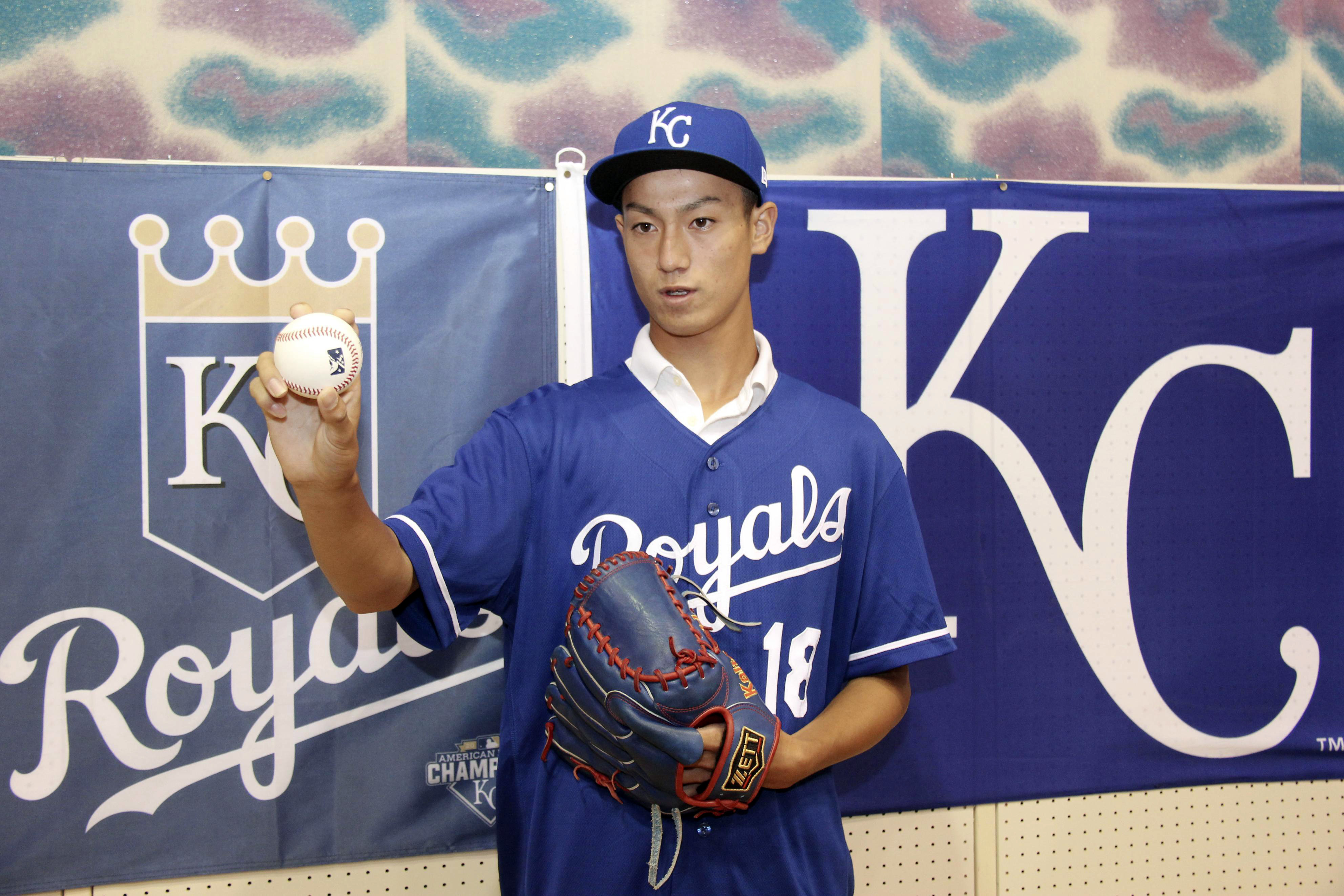 Royals sign 16-year-old Japanese pitcher for $322,500