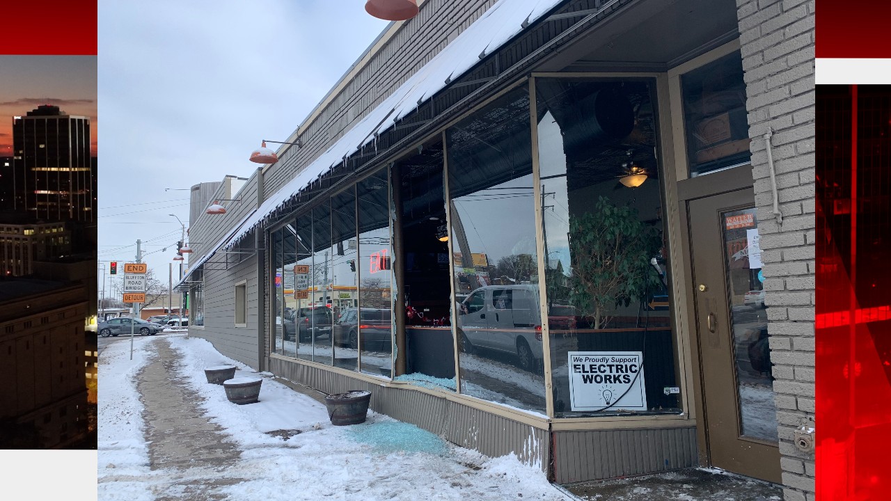 Car crashes into restaurant no injuries reported