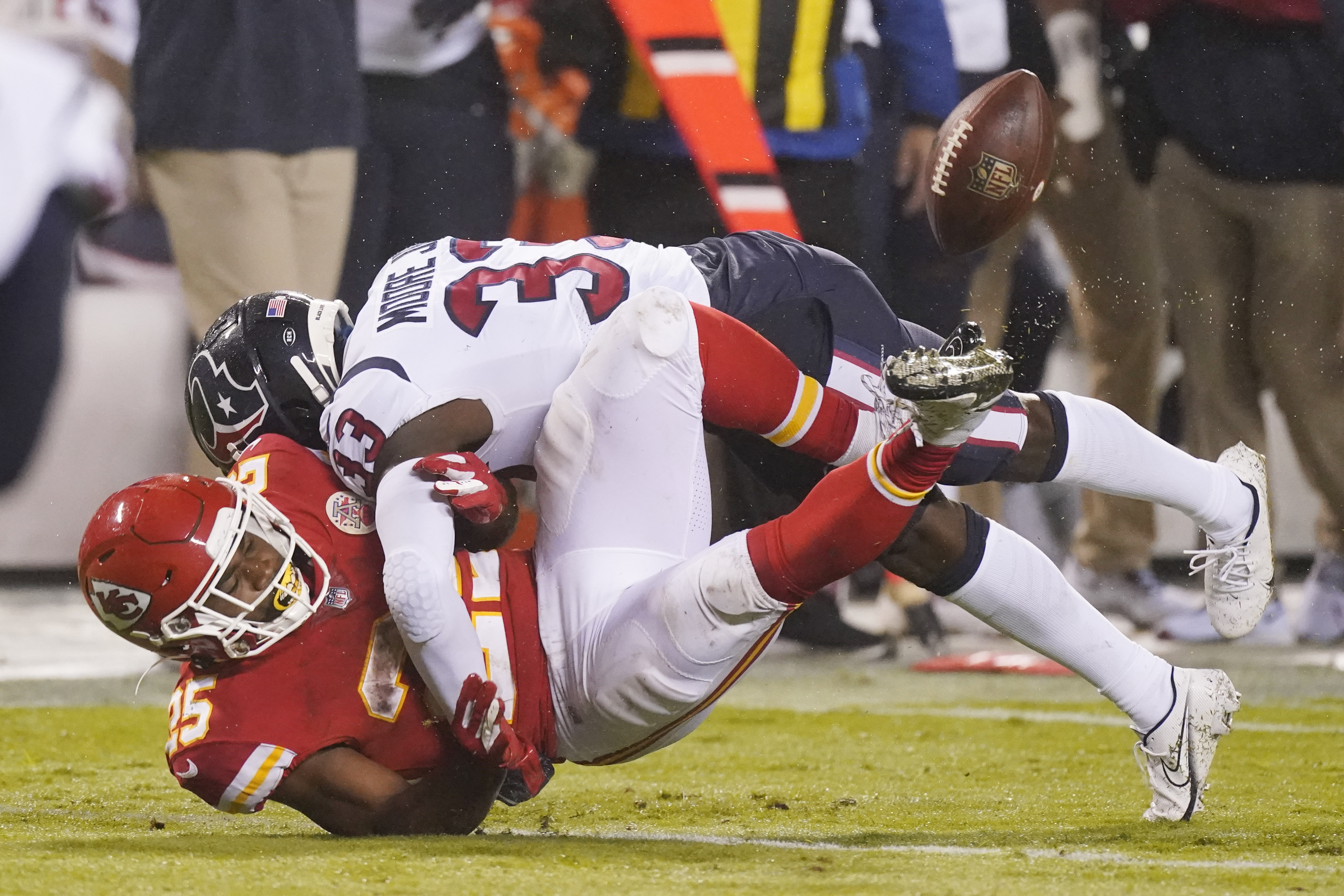 Chiefs begin title defense with 34-20 victory over Texans