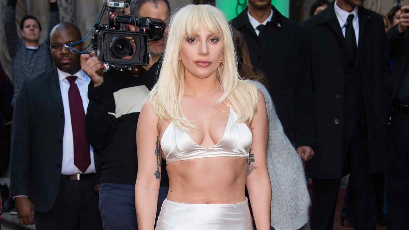 Lady Gaga limpia su casa muy sexy usando poca ropa