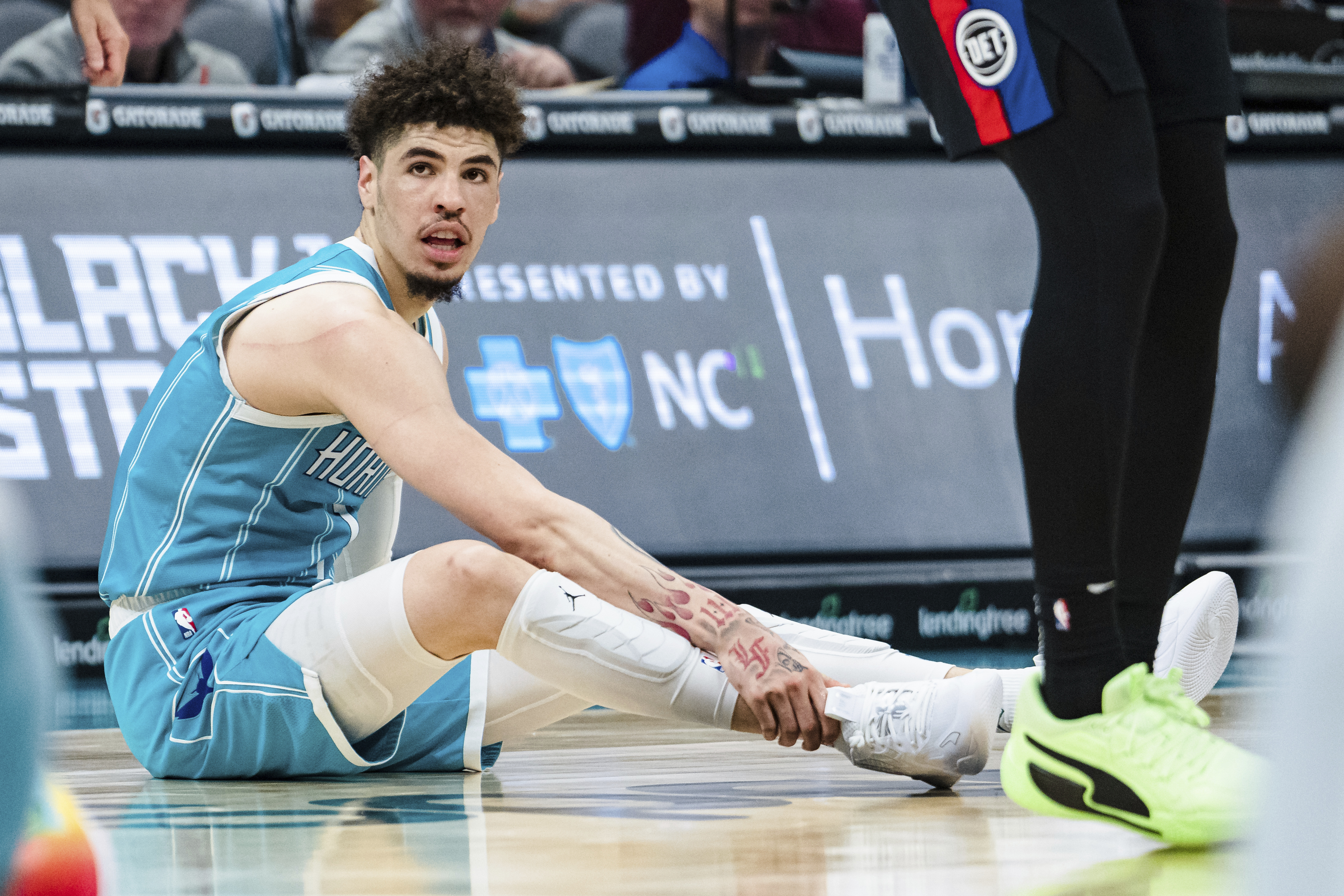 Ball fractures ankle in Hornets' 117-106 win over Pistons