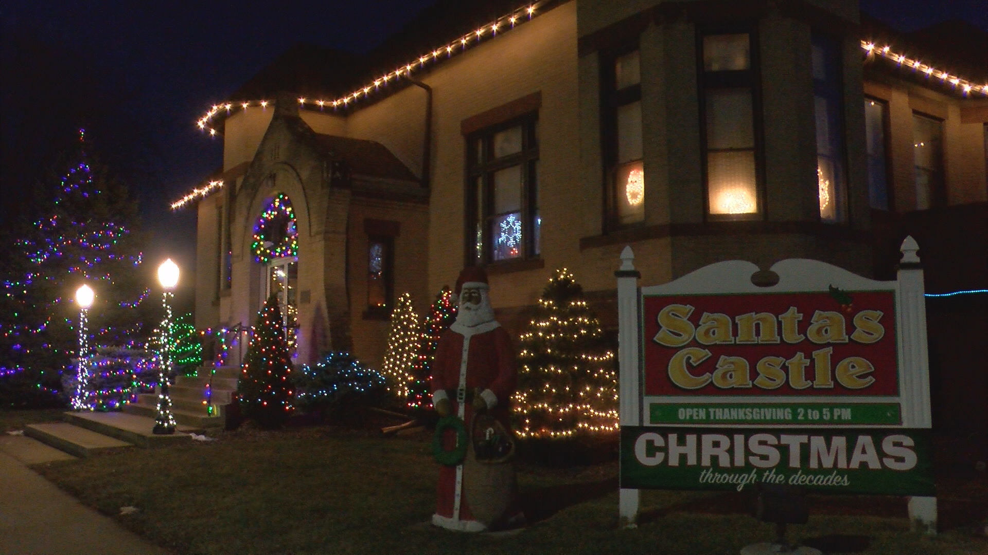 Holiday castle gets fresh sparking snow in time for Santa's arrival at  Somerset in Troy - CBS Detroit