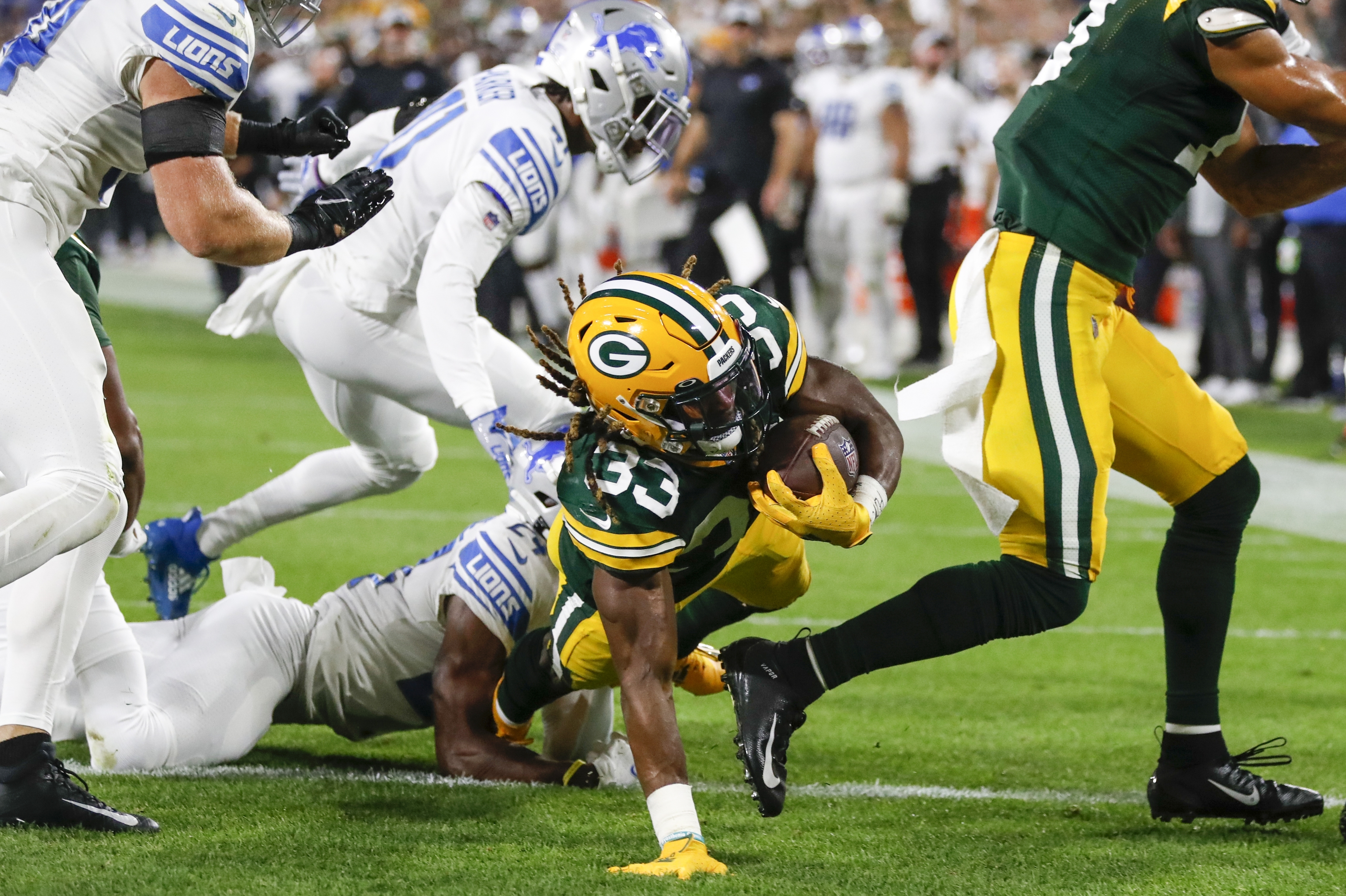 Aaron Rodgers throws TD pass to a wide-open Aaron Jones