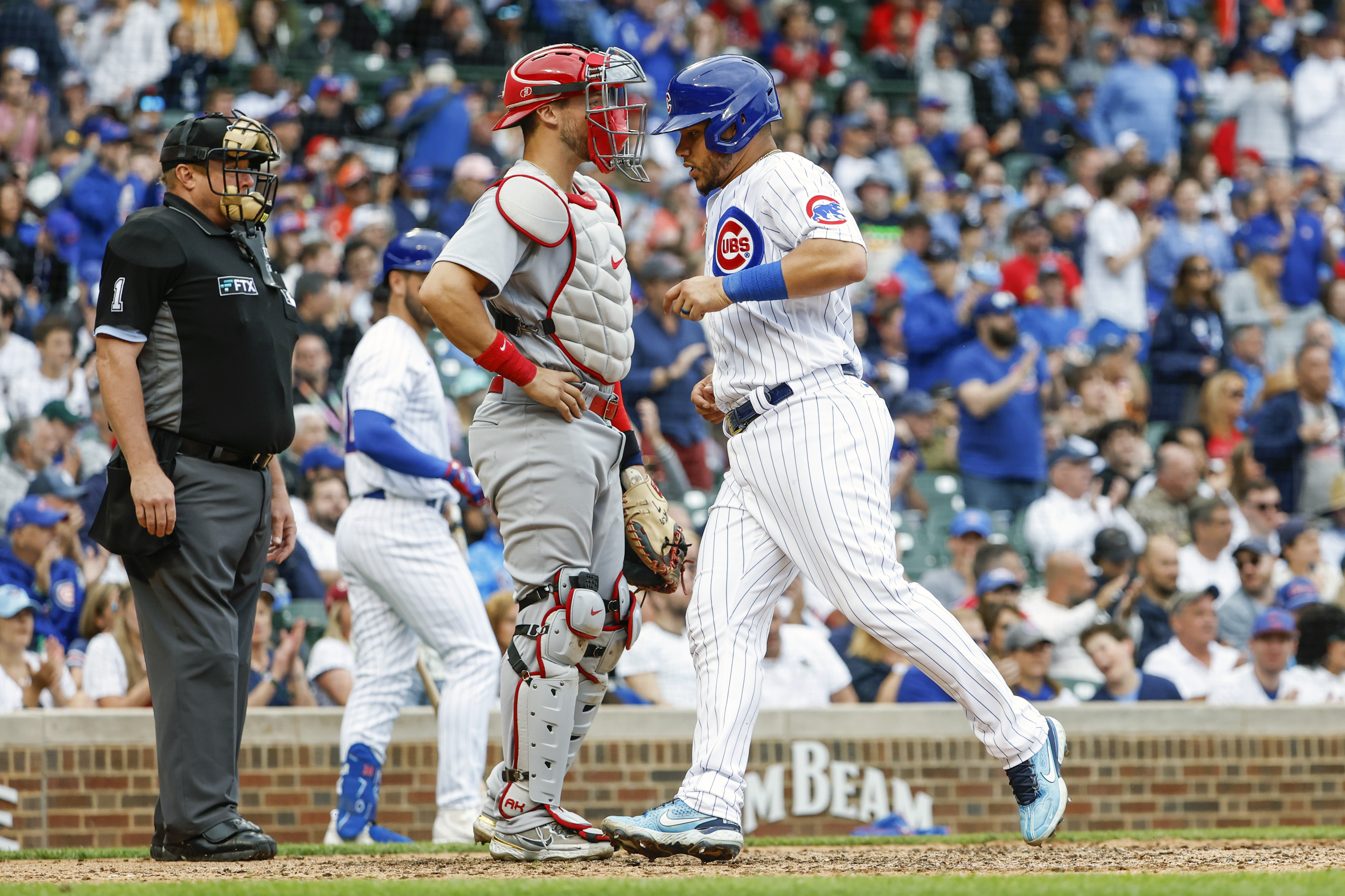 What happened to Willson Contreras? Cardinals catcher removed from