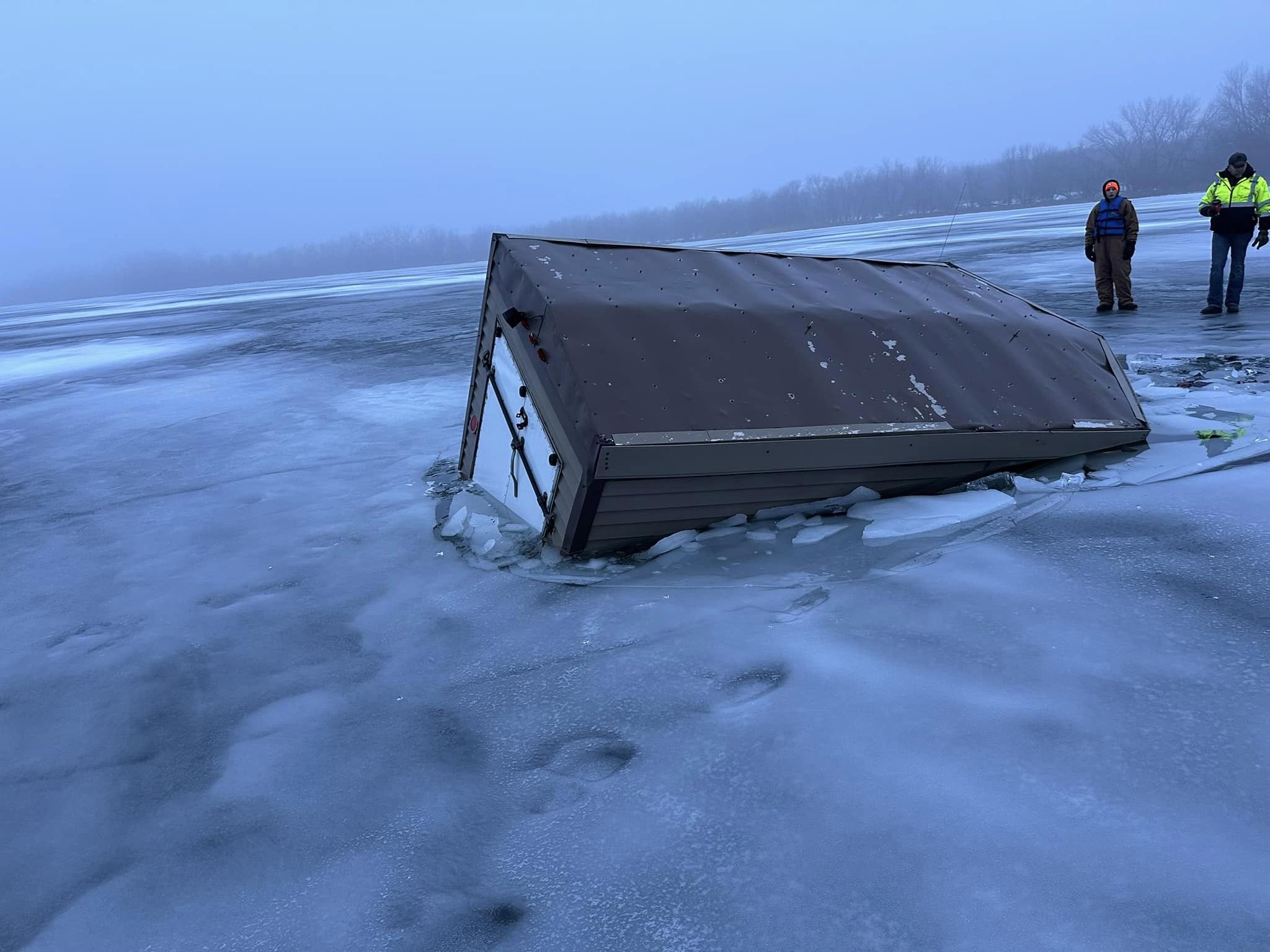 Fishermen escape sinking shack after stepping on thin ice in