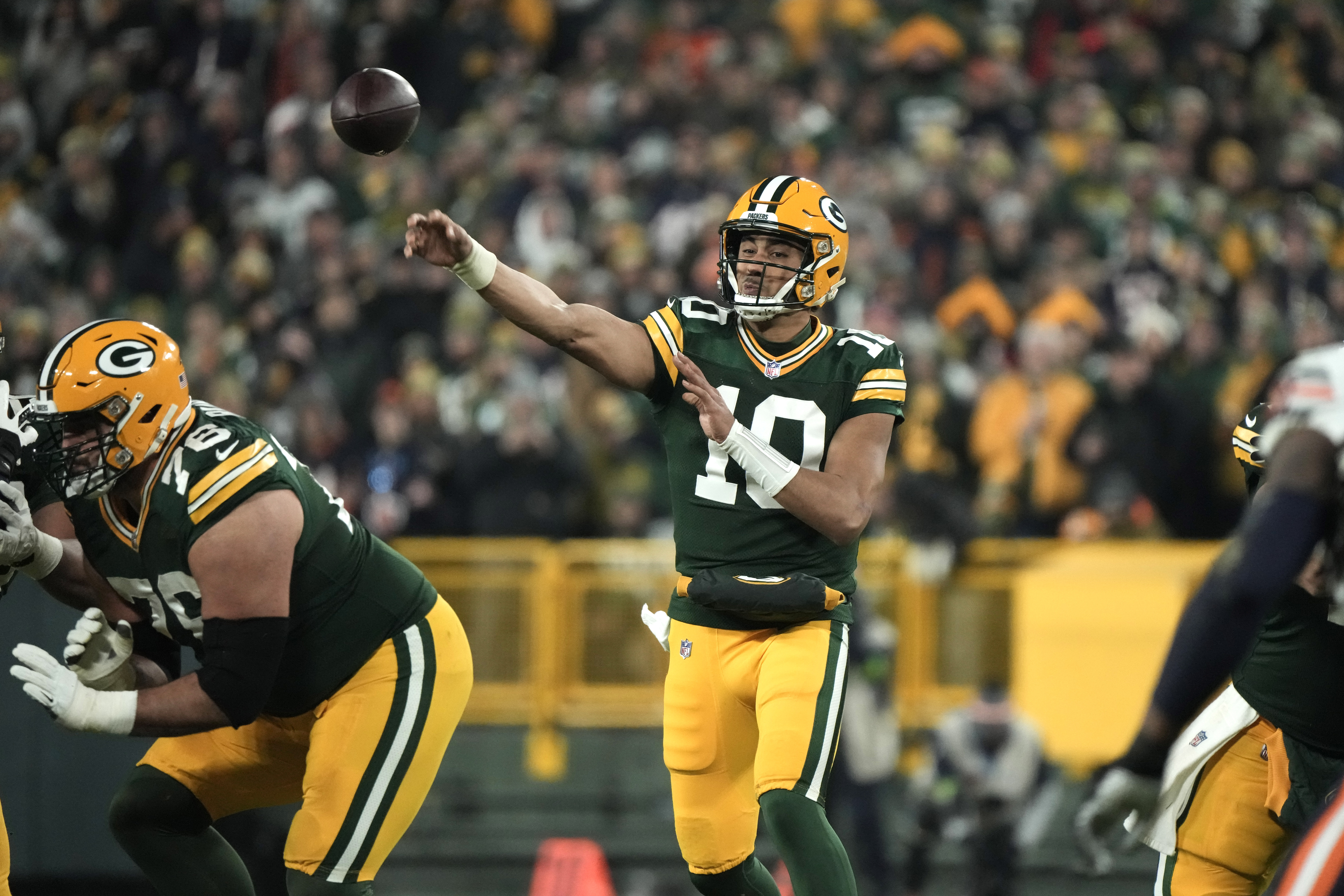 Packers beat Bears, clinch playoff berth
