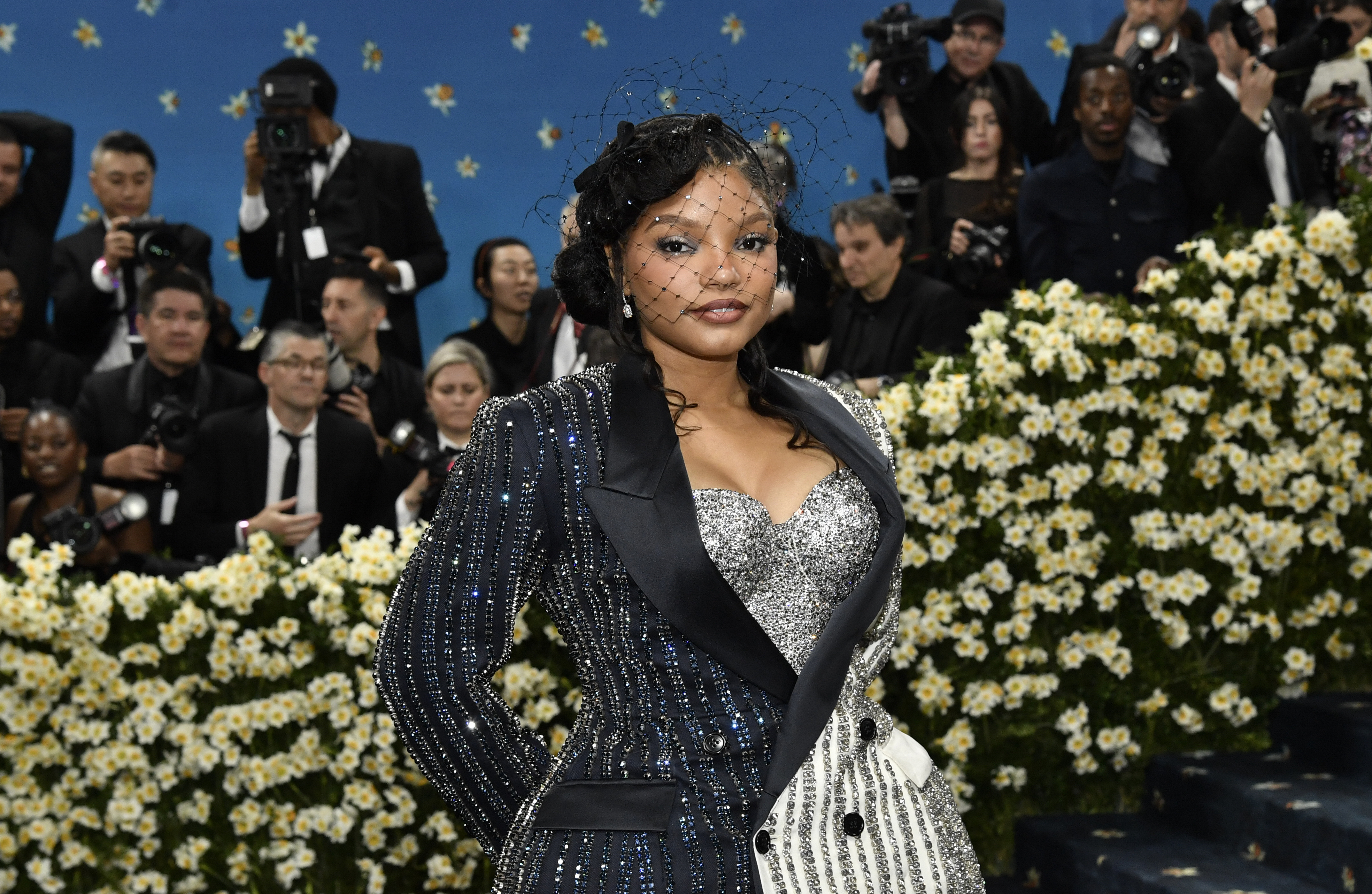 يقدم Halle Bailey حدًا للقيادة ضد صديق سابق عنيف ، DDG يقدم Halle Bailey حدًا للقيادة ضد صديق سابق عنيف ، DDG
