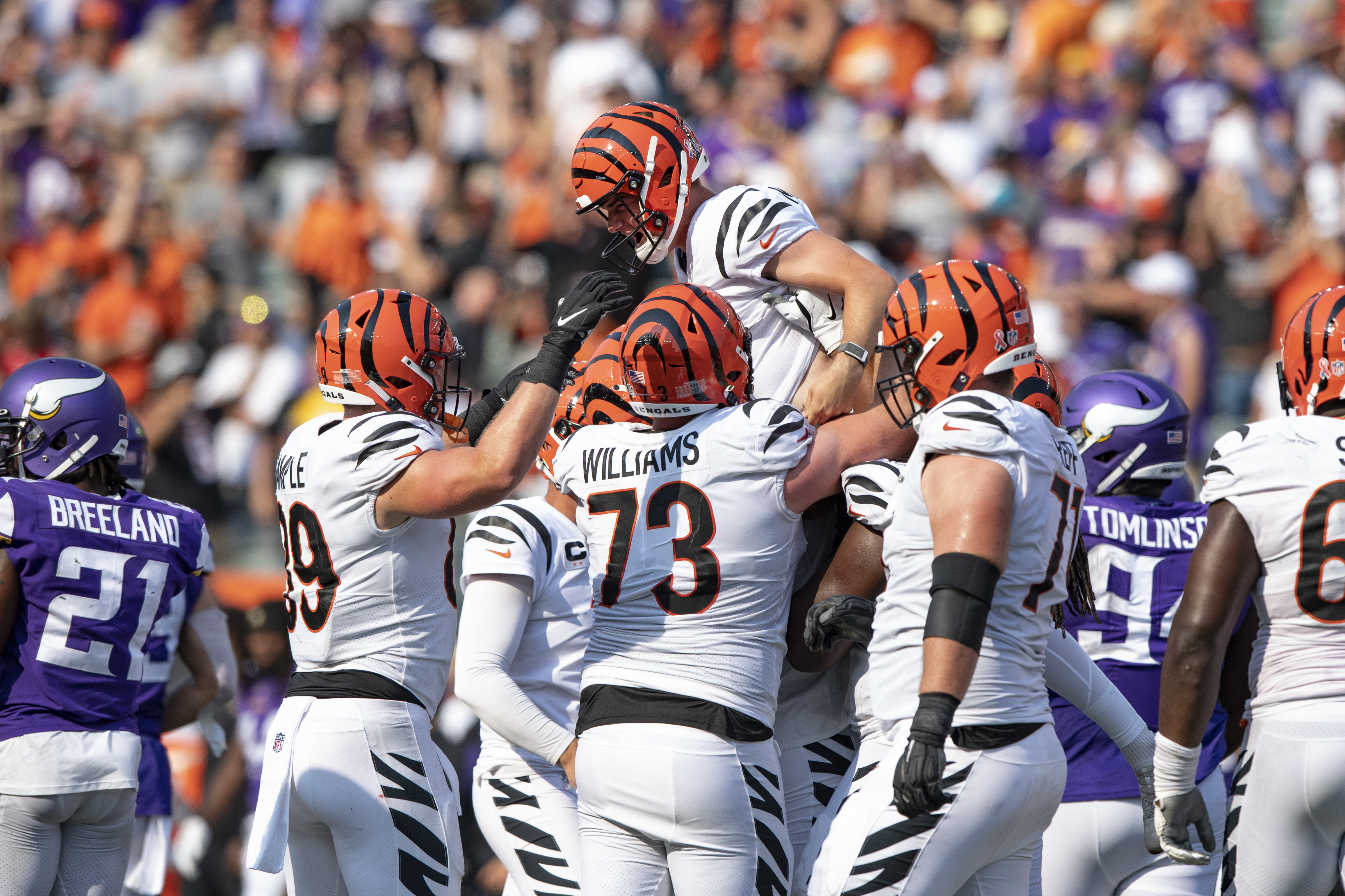 Bengals players come together to build ramp for veteran