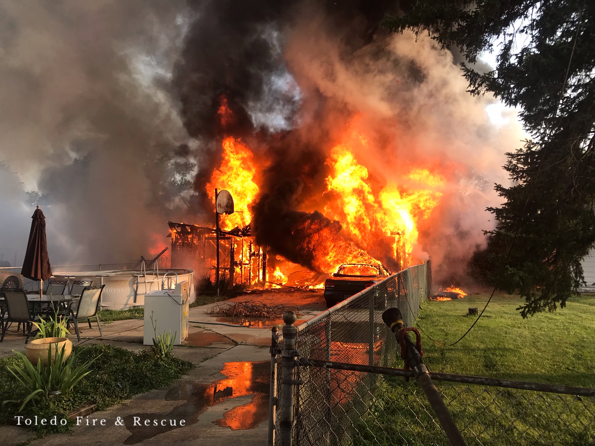Early Morning Fire Destroys Toledo Garage
