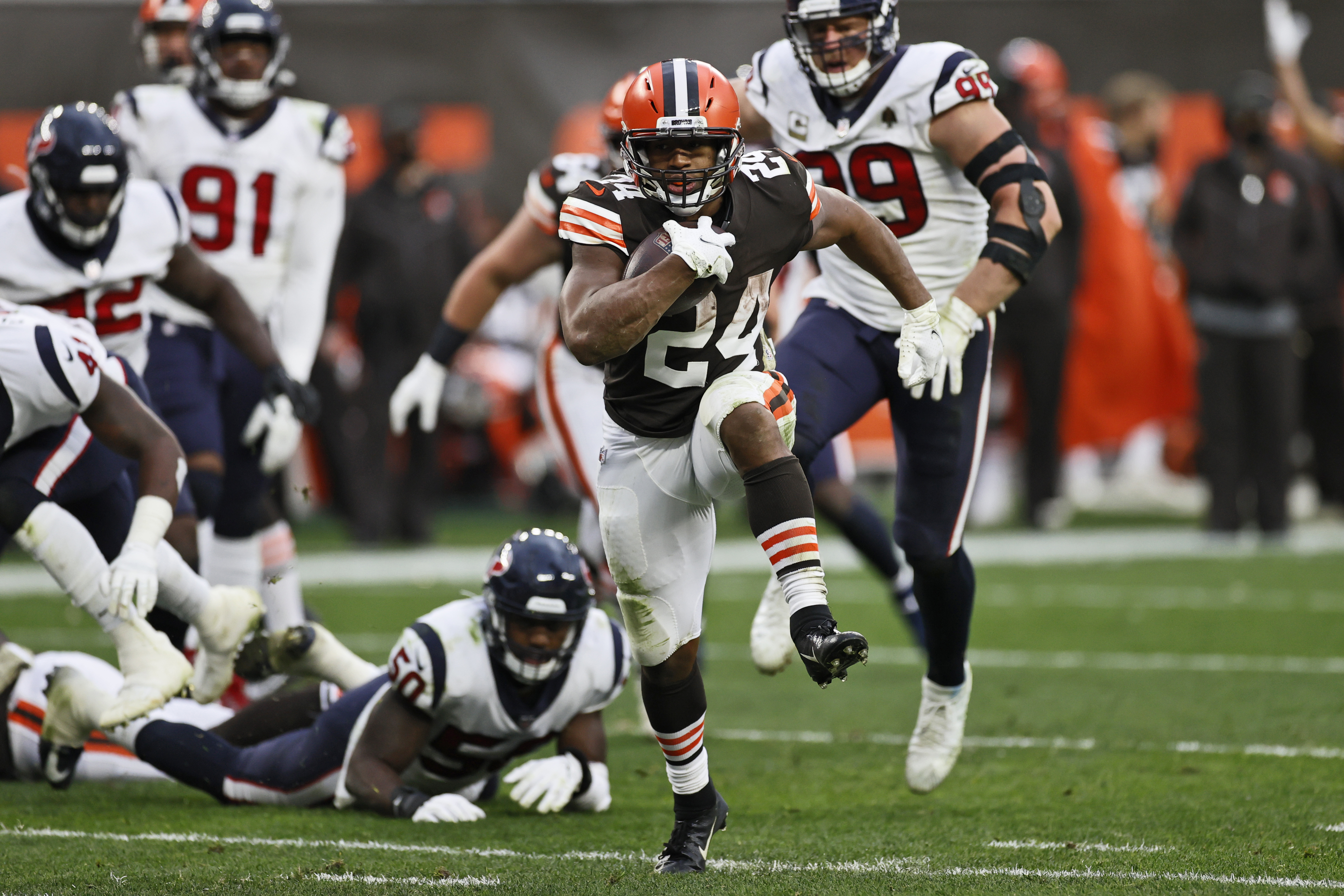 Browns vs. Texans game in weather delay due to high winds and hail in  Cleveland 