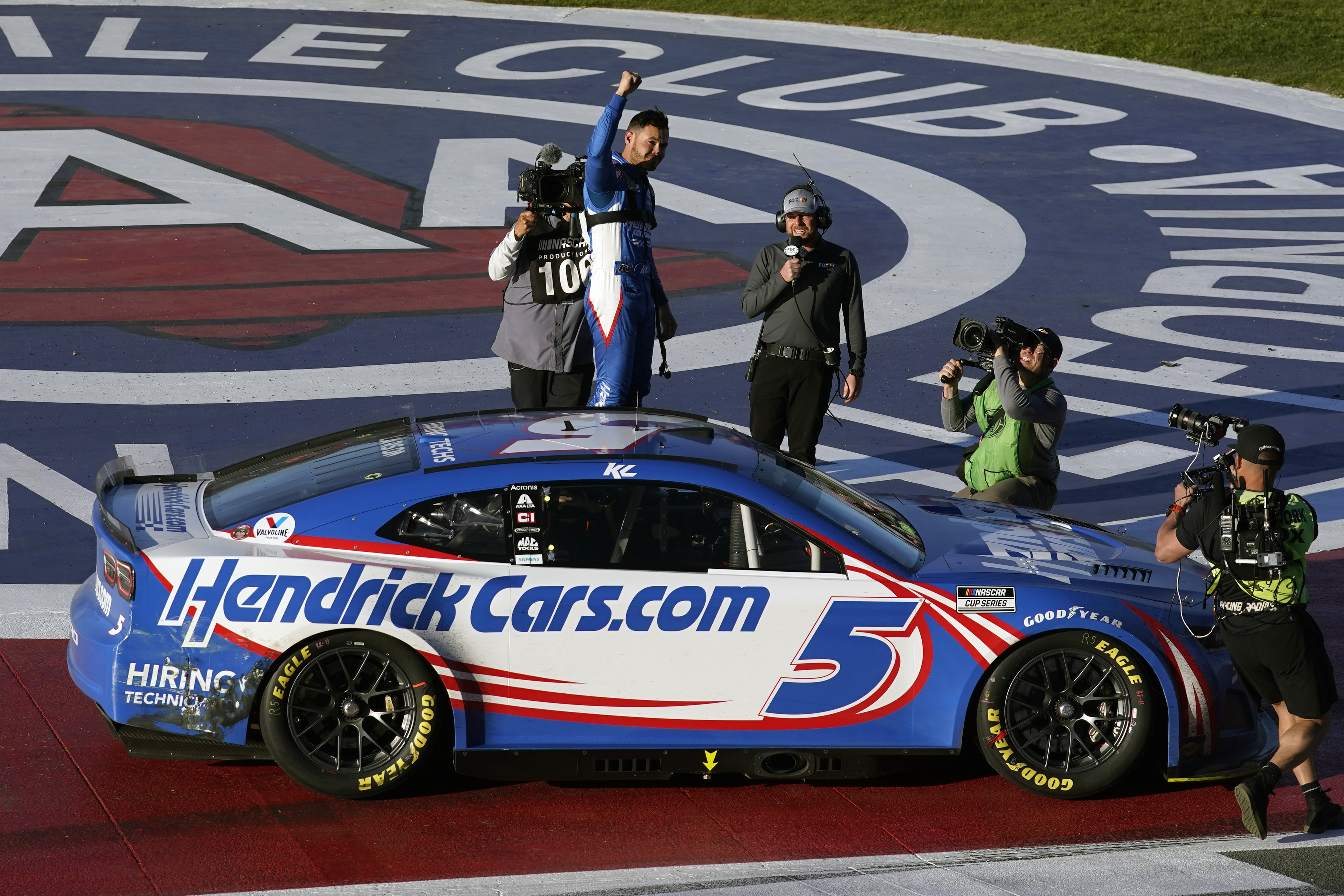 Larson holds off Dillon, Suarez for NASCAR win at Fontana