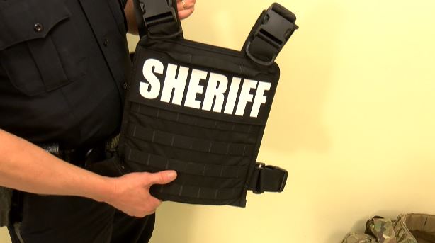 Playful gøre det muligt for porcelæn Live 5 Investigates: Dozens of Lowcountry officers wearing expired  bullet-proof vests