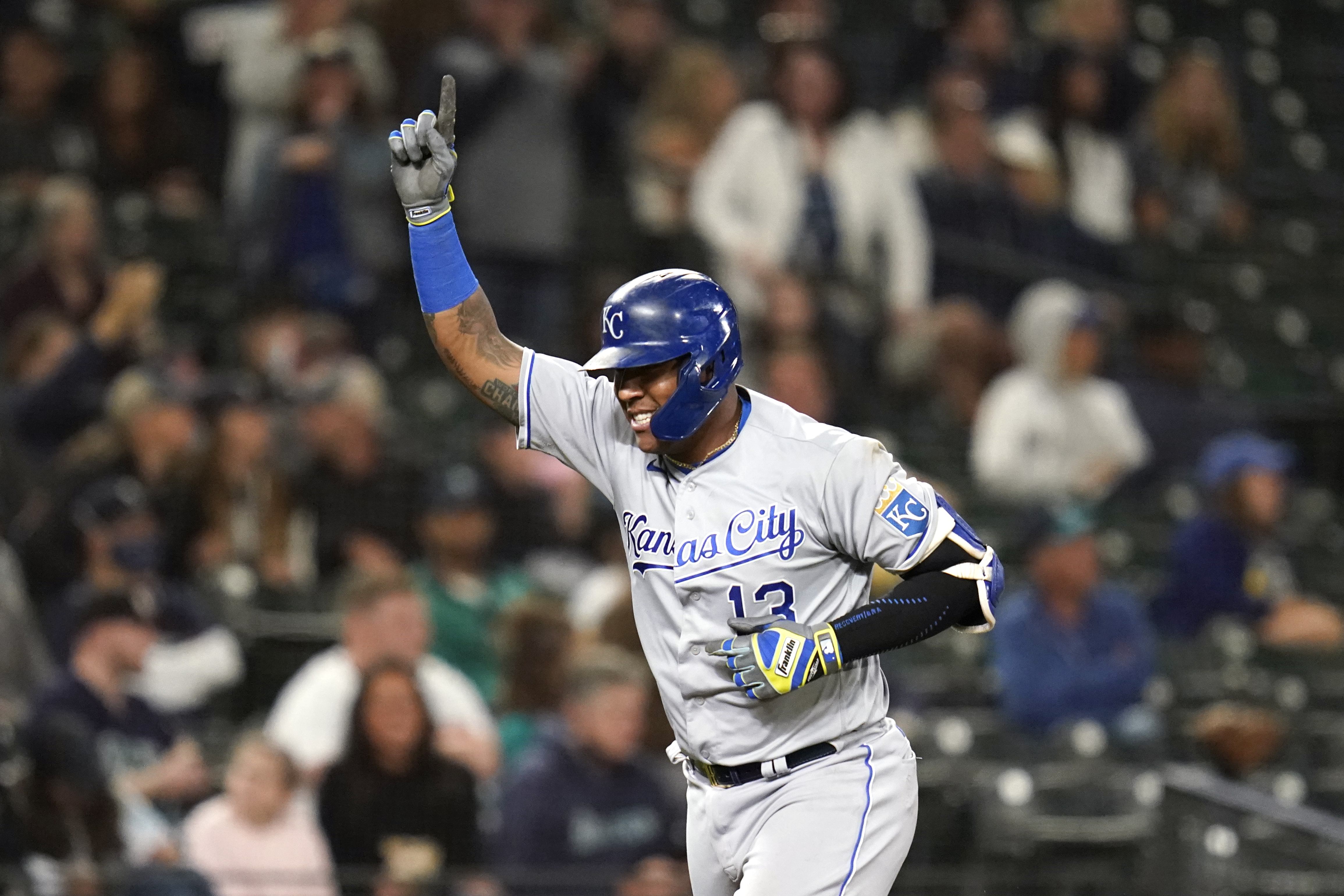 Salvador Perez hits grand slam in back-to-back games, Royals win