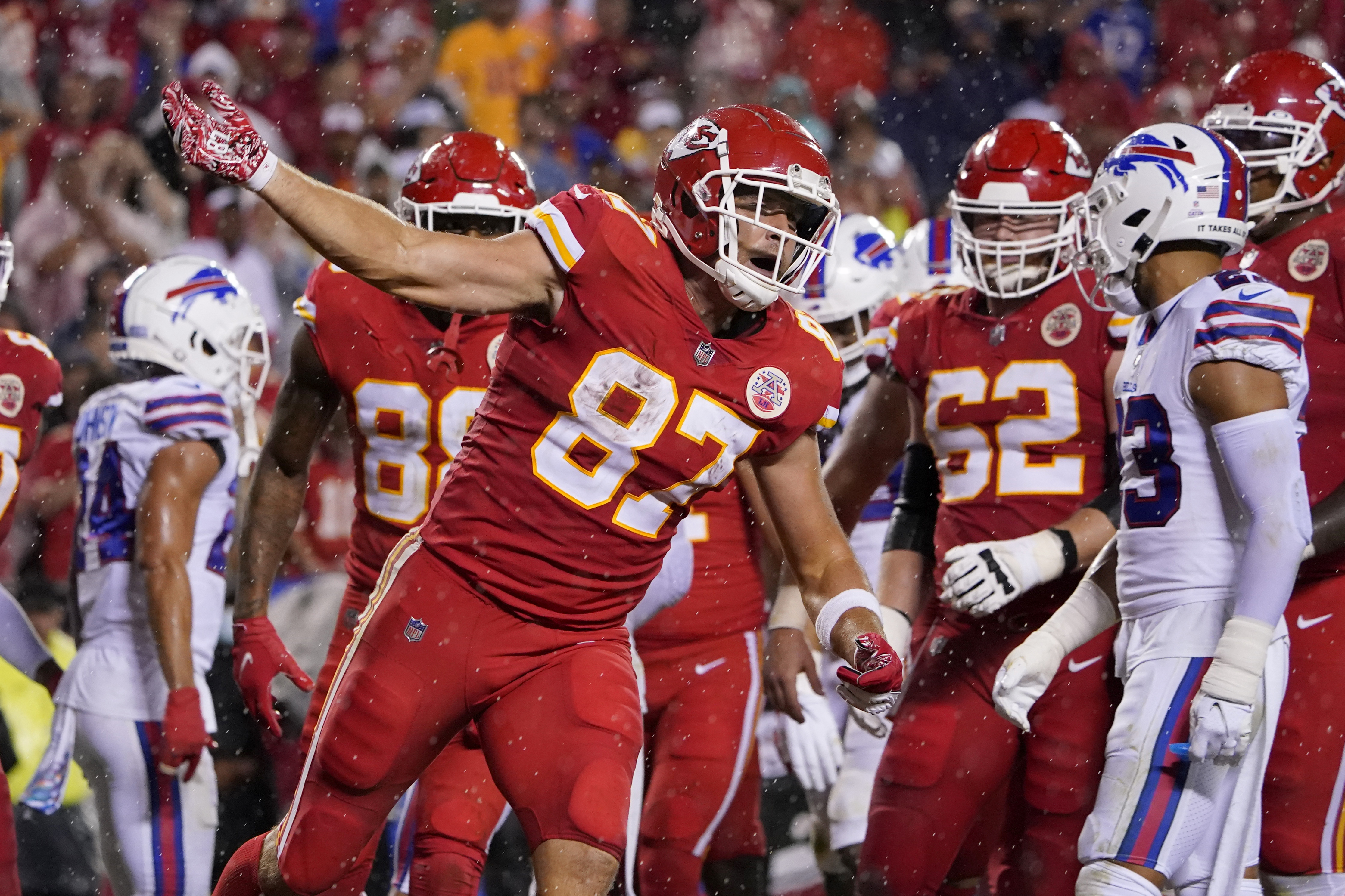 Tony Gonzalez tells us whether he or Travis Kelce is the best