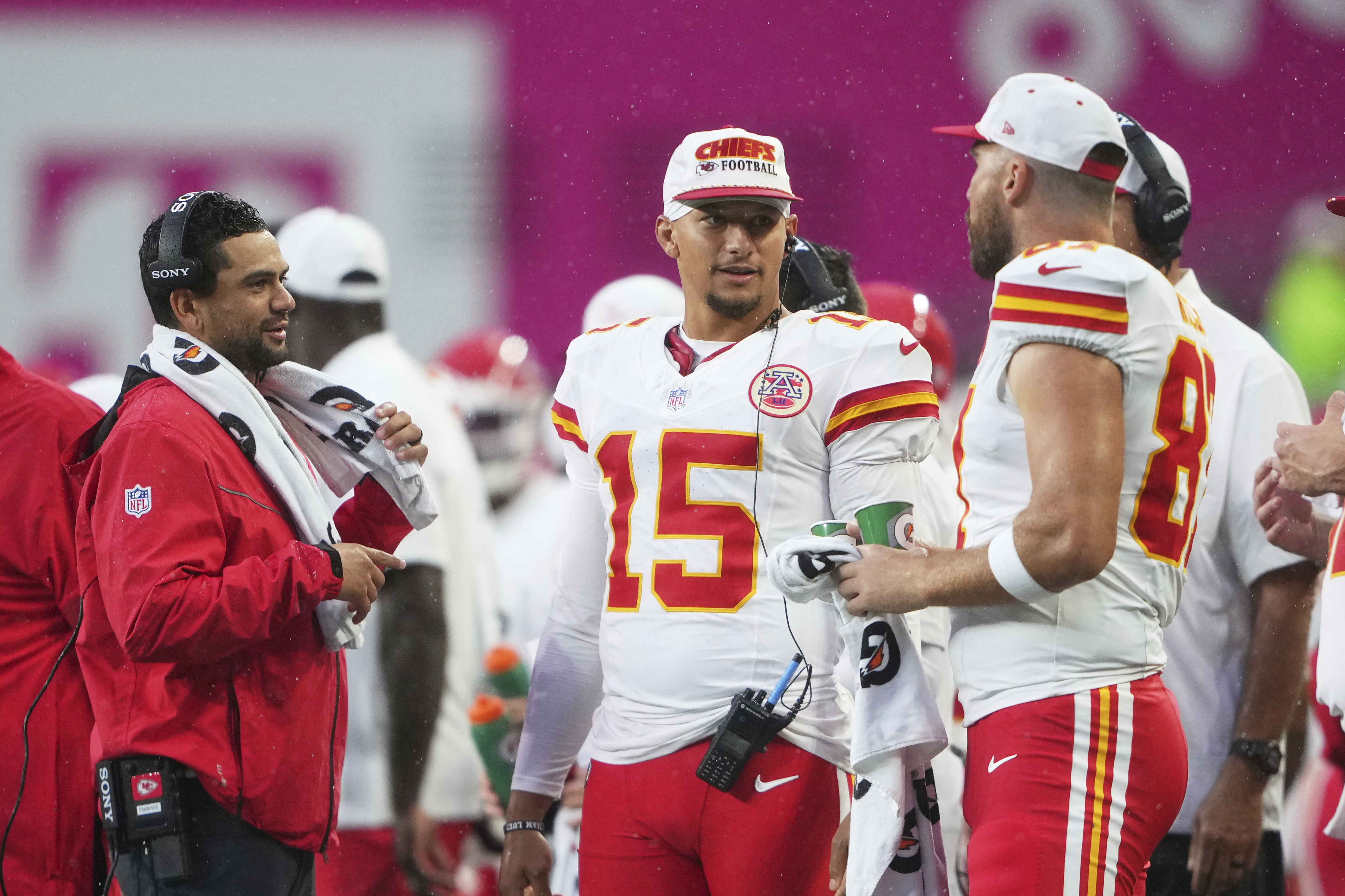 😘 It's Game Day! Make history #ChiefsKingdom ❤️💛❤️💛❣️, image size:4557x3038