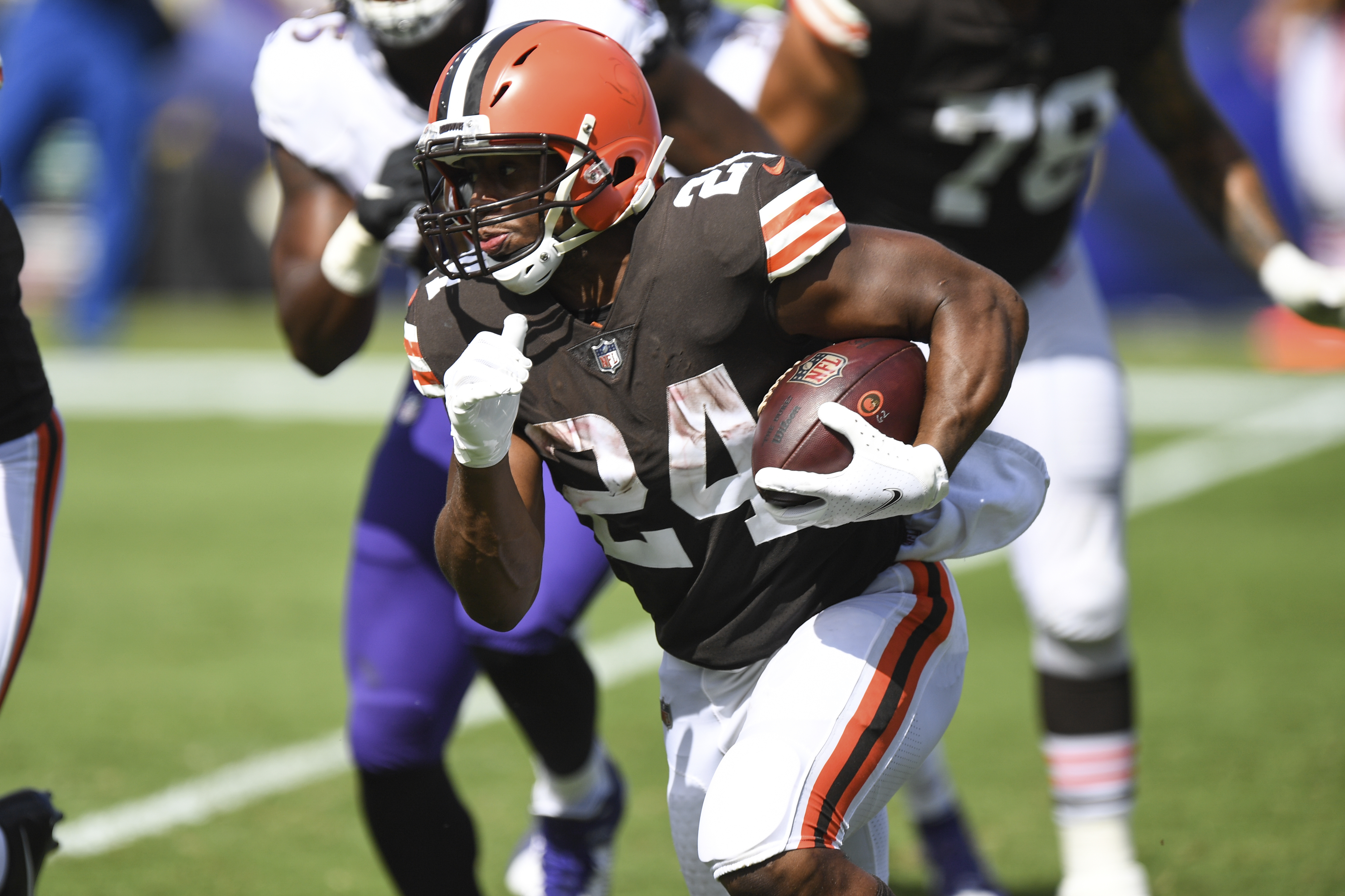Nick Chubb signs his 3-year contract extension with the Browns