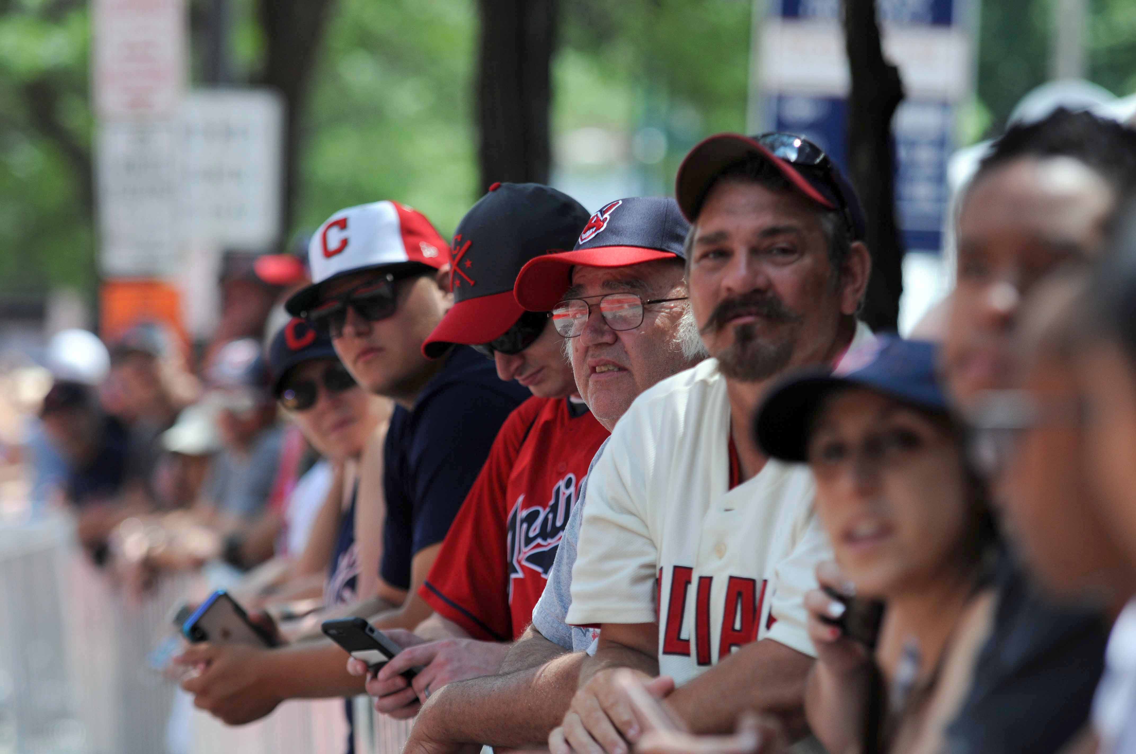 Former Cleveland Indians' Jim Thome and Sandy Alomar Jr. named Grand  Marshals in 2019 MLB red carpet parade, see details