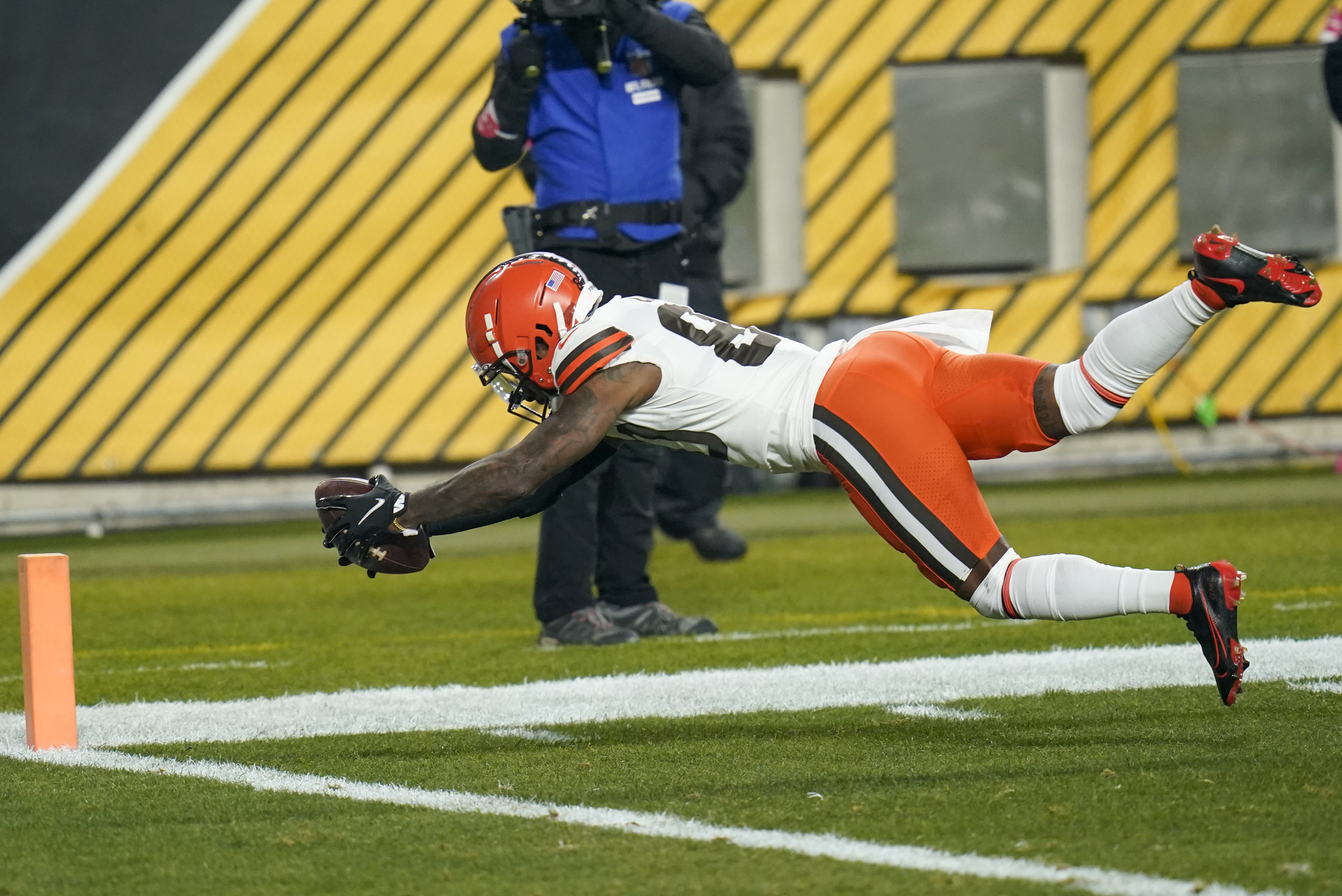 PHOTOS: Browns beat Steelers in first playoff victory in 27 years, 48-37