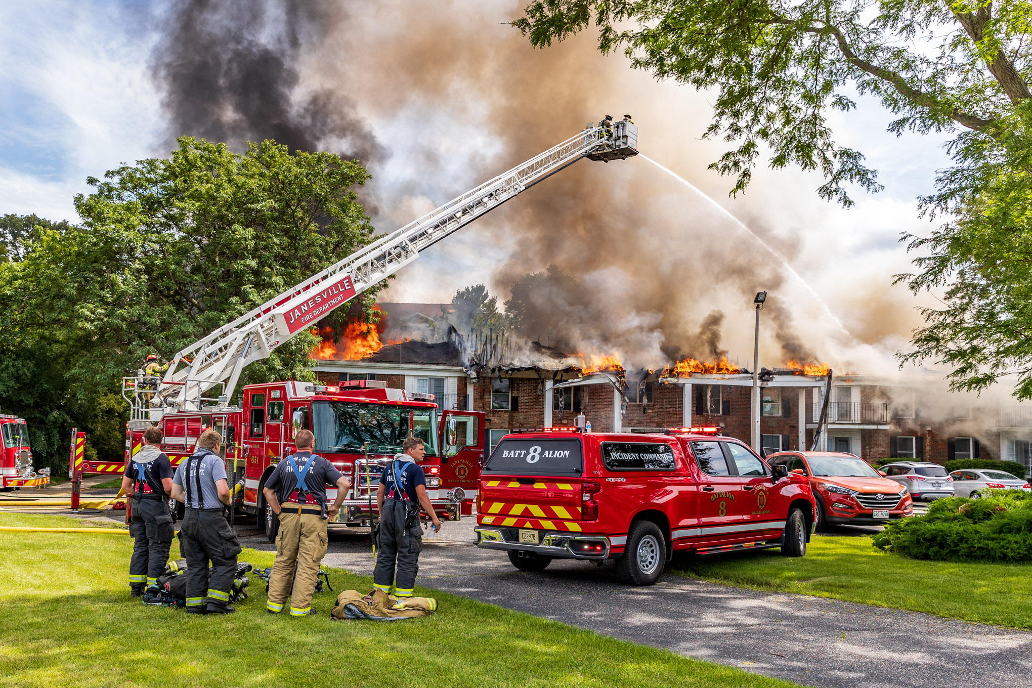 Firefighter hurt in Janesville apartment building fire