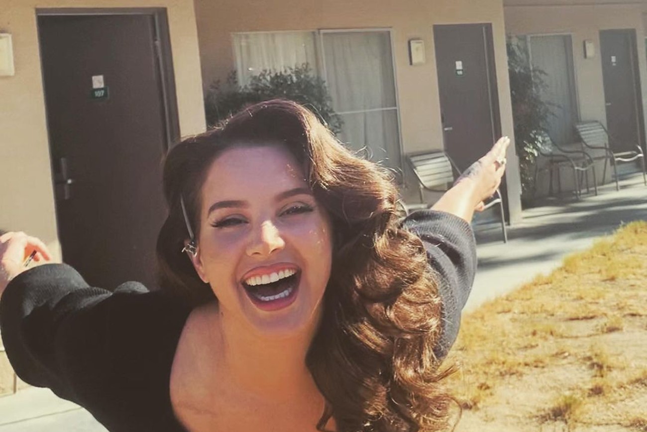 Lana del Rey hizo topless para una tapa tentativa de su nuevo disco