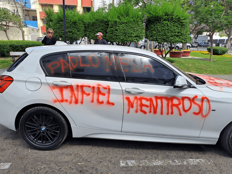 Le pintaron su auto por “infiel, mujeriego y mentiroso”, se hizo viral y ahora piden encontrarlo