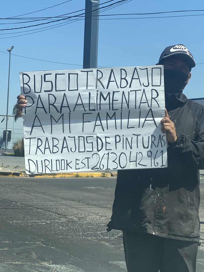 Sebastián hizo un cartel para pedir trabajo en uno de los lugares más concurridos de Godoy Cruz.