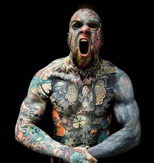 Sylvain Hélaine, conocido como Freaky Hoody en las redes sociales, es hombre récord en su país por sus tatuajes. Es maestro y causa estupor en su país por haberse rellenado los ojos con tinta negra.