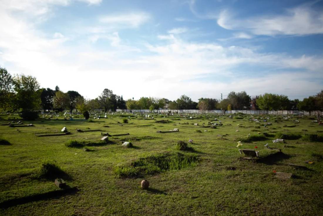 Tuvo sexo en un cementerio, se filmó, vendió el video y ahora la denunciaron