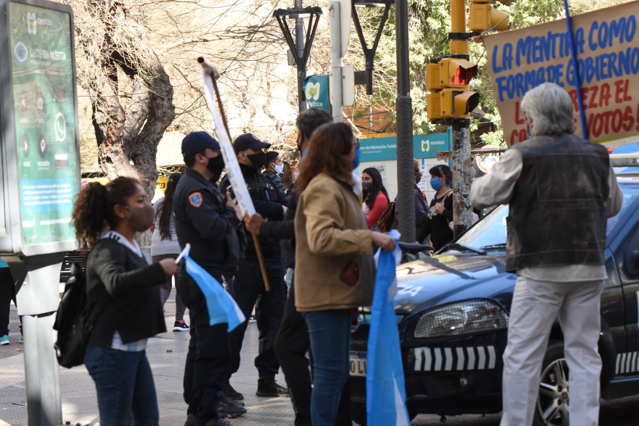 La gente llegó de a poco para protestas contra las viejas y nuevas medidas que tomó Fernández con respecto a la pandemia Foto: Mariana Villa
