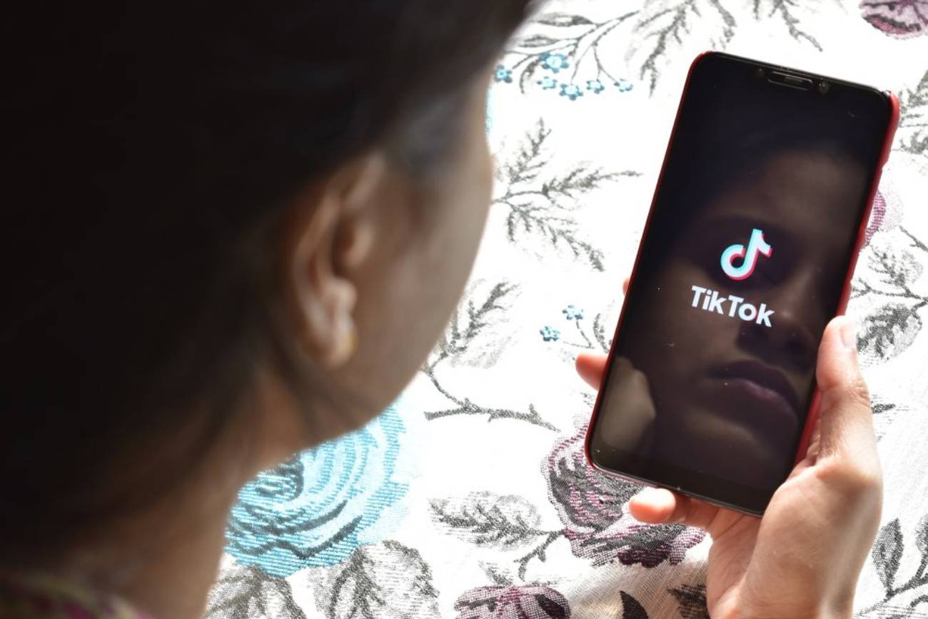 TikTok reconoce que analiza los videos de los usuarios para determinar si  son menores de edad