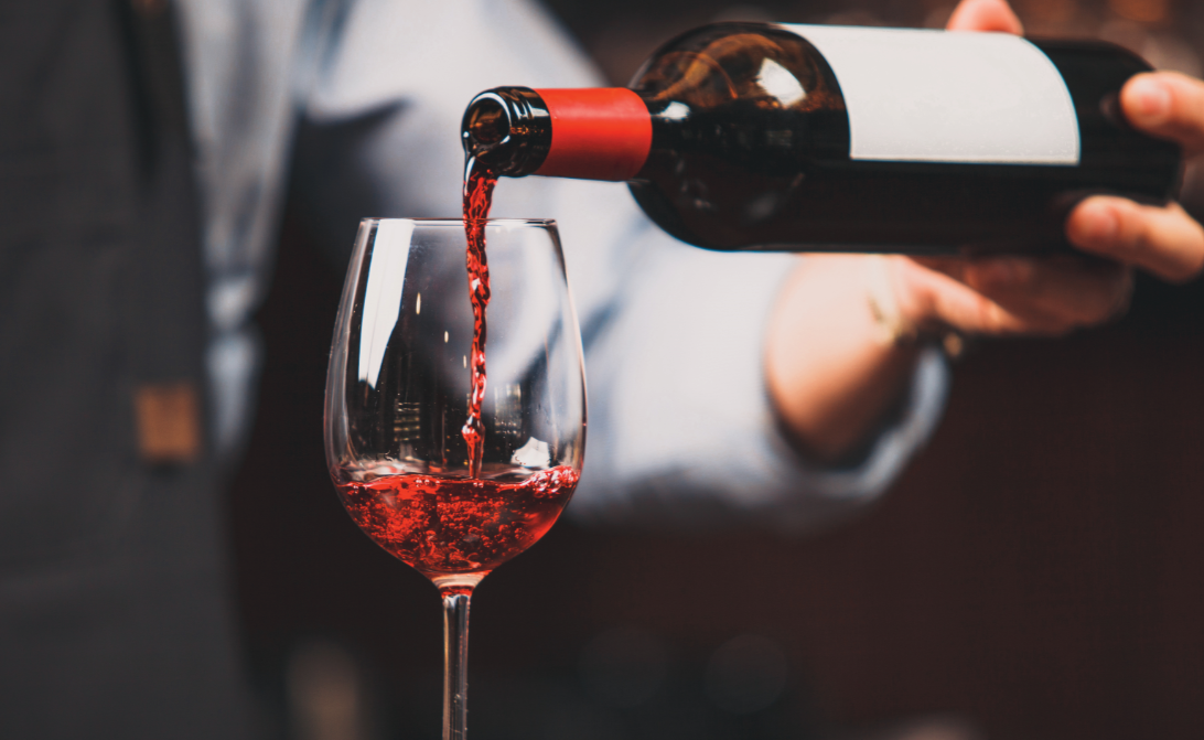 Por qué no se llena la copa de vino: cómo servir la bebida para disfrutarla  mejor - El Diario NY