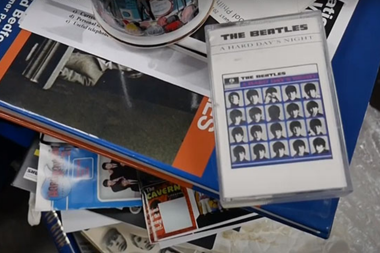 Piezas y recuerdos de The Beatles entre los objetos acumulados de mayor valor.