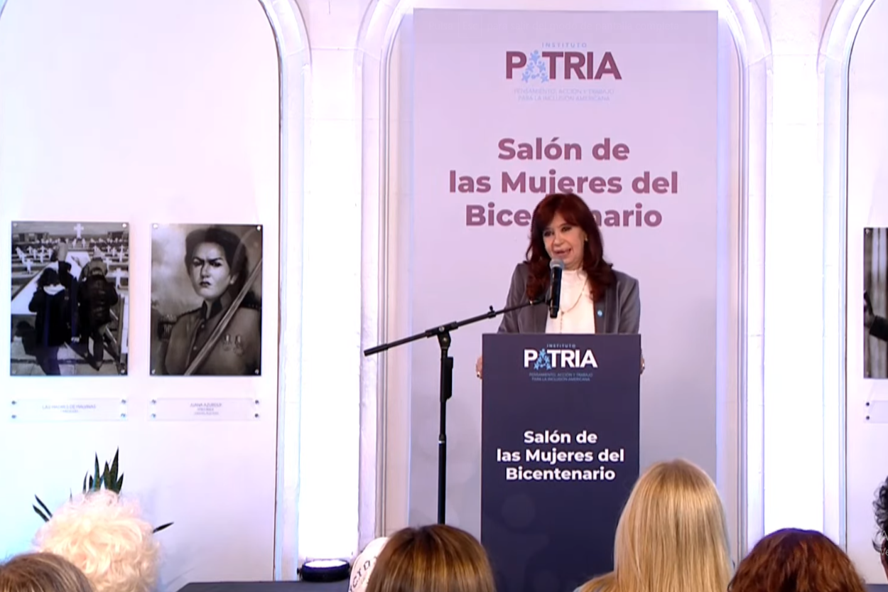 Cristina Kirchner dijo que no era feminista y una chica le respondió con un  grito: qué le dijo