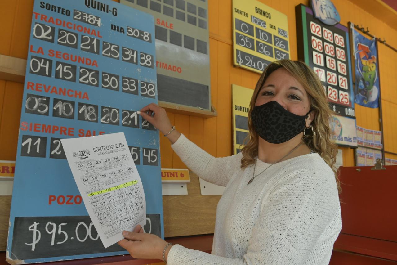 Lorena también atiende en la agencia de Luján -