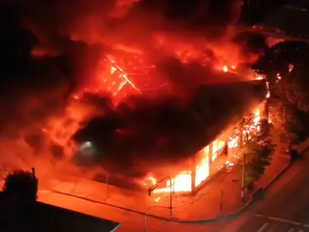 Se incendia un hotel de lujo en los Alpes franceses: hay más de 250  evacuados y cuatro bomberos heridos