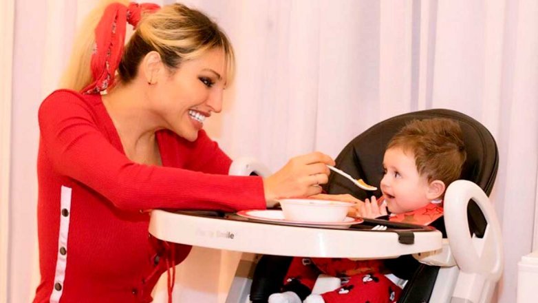 Vicky Xipolitakis y su hijo.