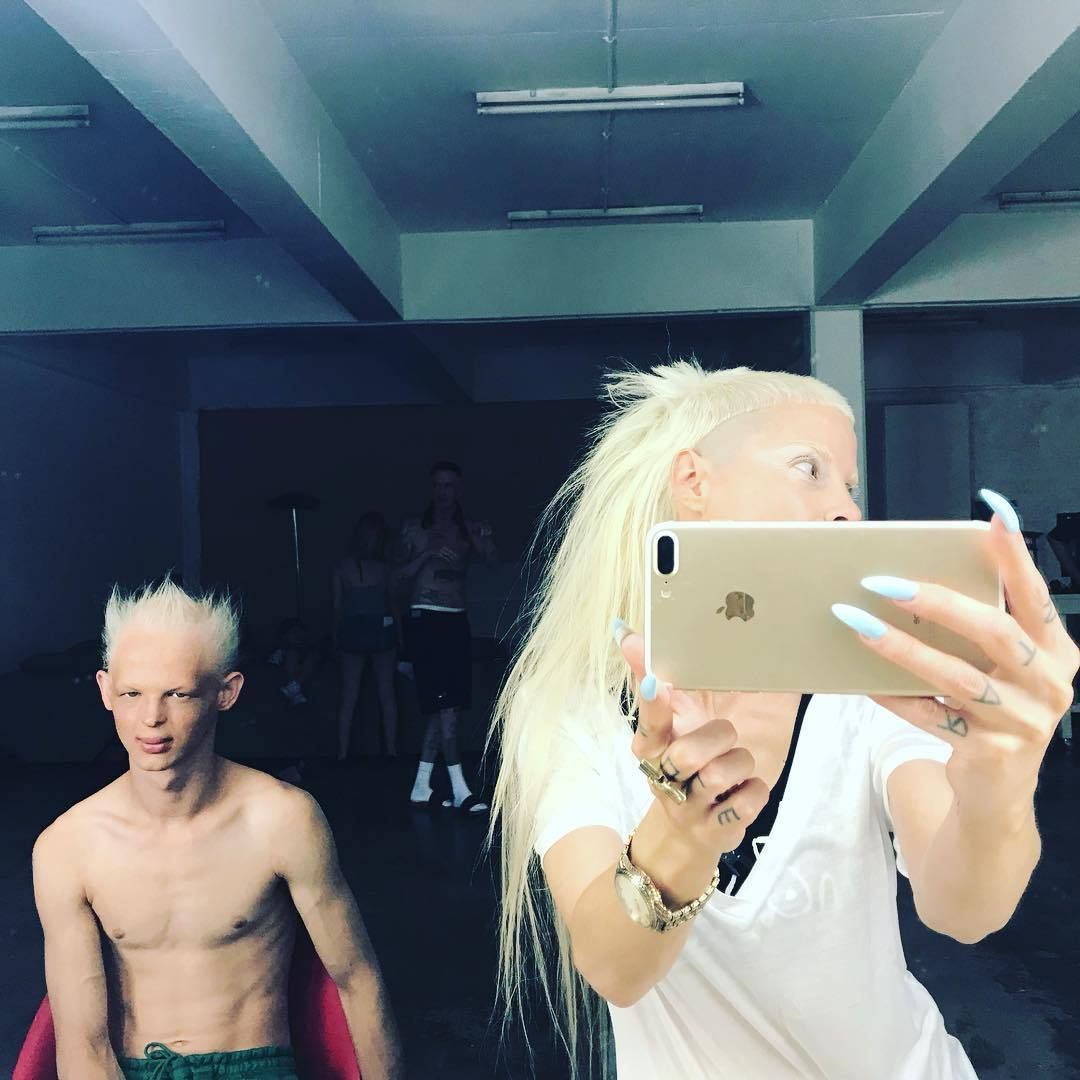 Tokkie, el hijo adoptivo de Die Antwoord, denunció que vivió atrocidades:  “Me adoptaron para ser esclavo”