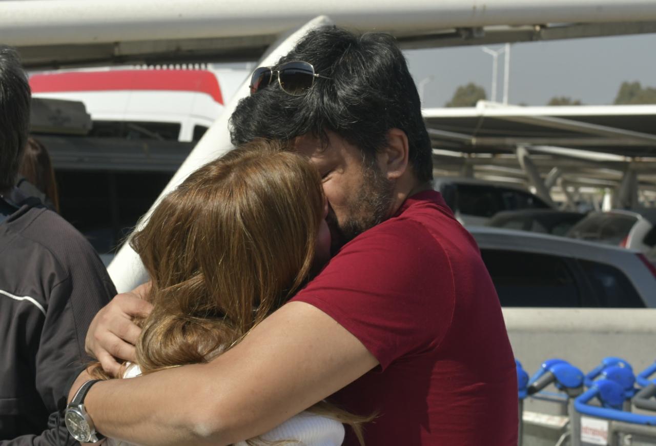 El reencuentro entre los pasajeros y sus familiares fue por demás emotivo. Foto: Orlando Pelichotti / Los Andes.