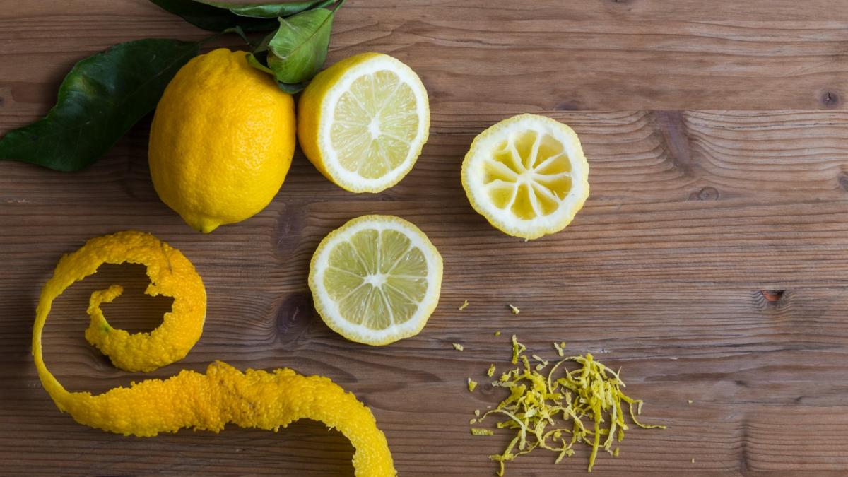 Por qu� hay que enterrar cascaritas de lim�n en el jard�n: beneficios y usos pr�cticos